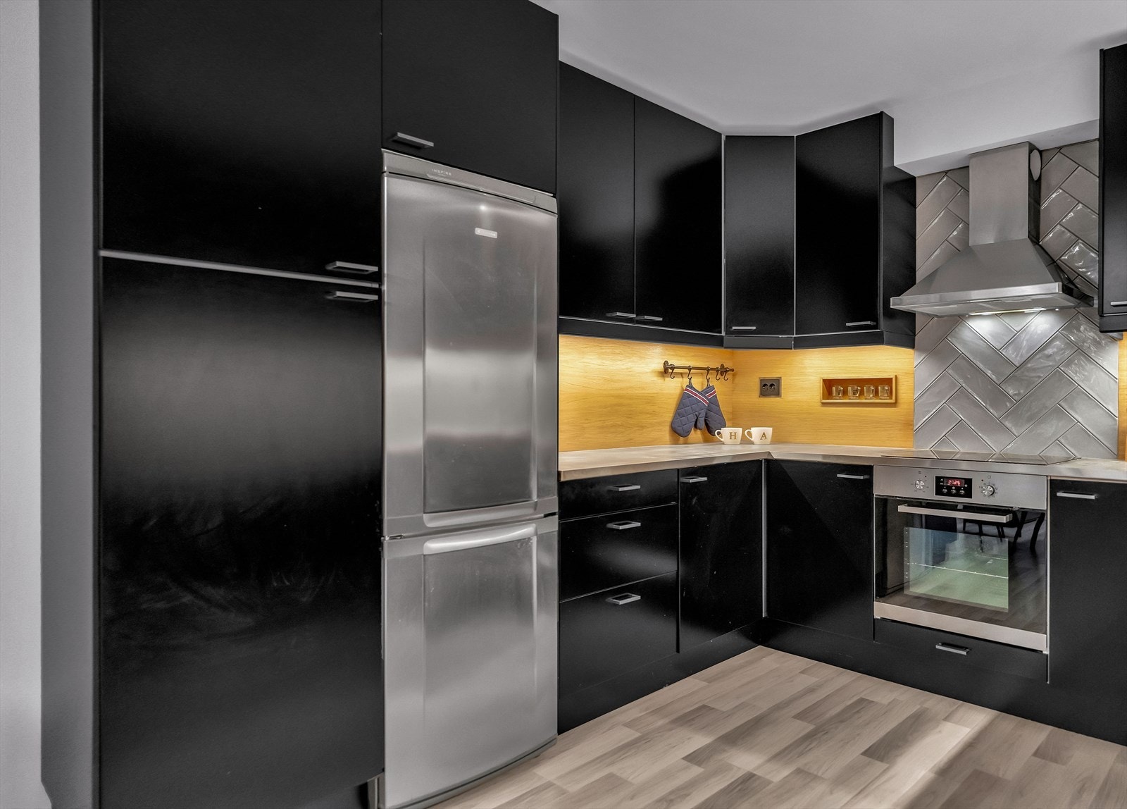 Hvitevarene gir kjøkkenet en helhetlig finish og består av kombiovn, platetopp, kjøl/frys og oppvaskmaskin. Galleribilde