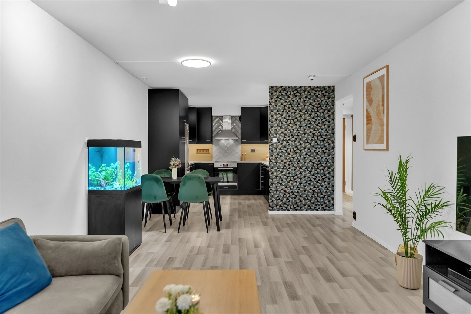 Stue er i åpen løsning mot kjøkkenet. Galleribilde