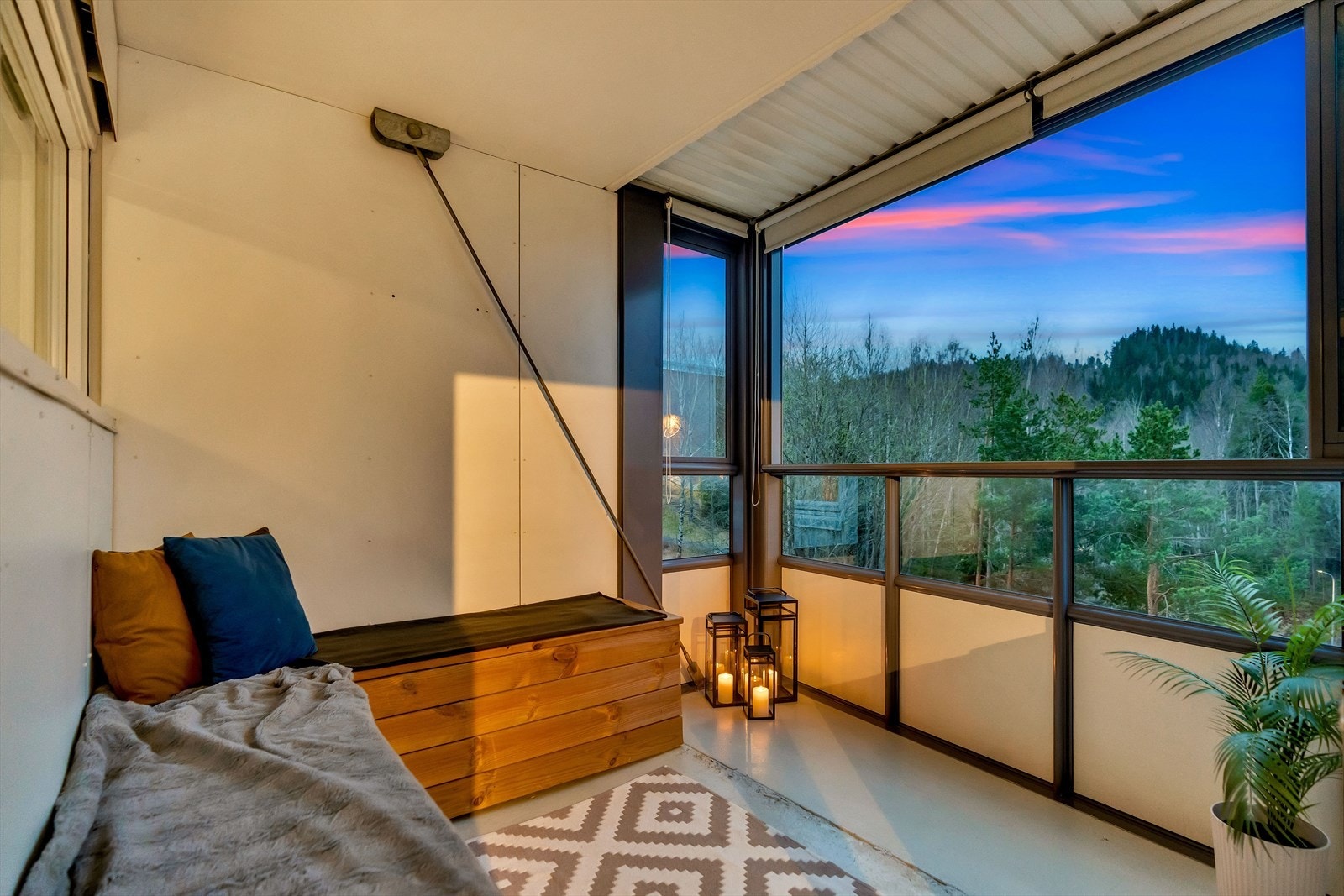 Hyggelig sydvendt innglasset balkong på 8 kvm. Galleribilde