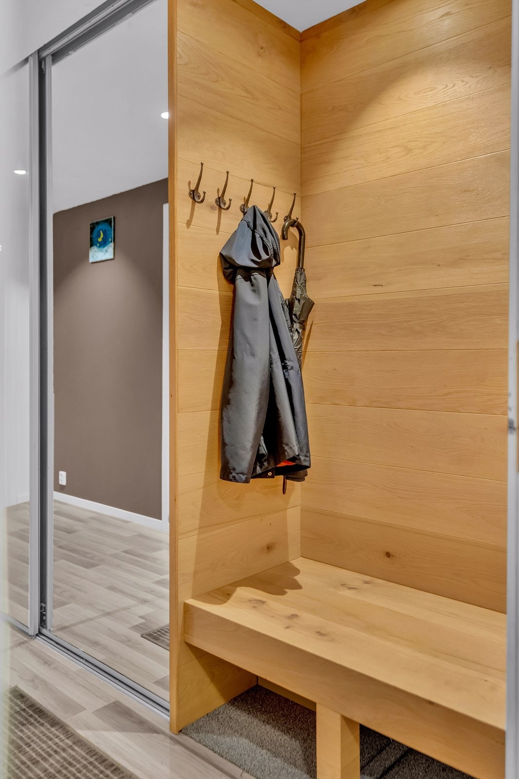 Innenfor døren kommer du inn til en romslig entré. Entréen har stor garderobeskap og oppbevaringsmøblement. Galleribilde