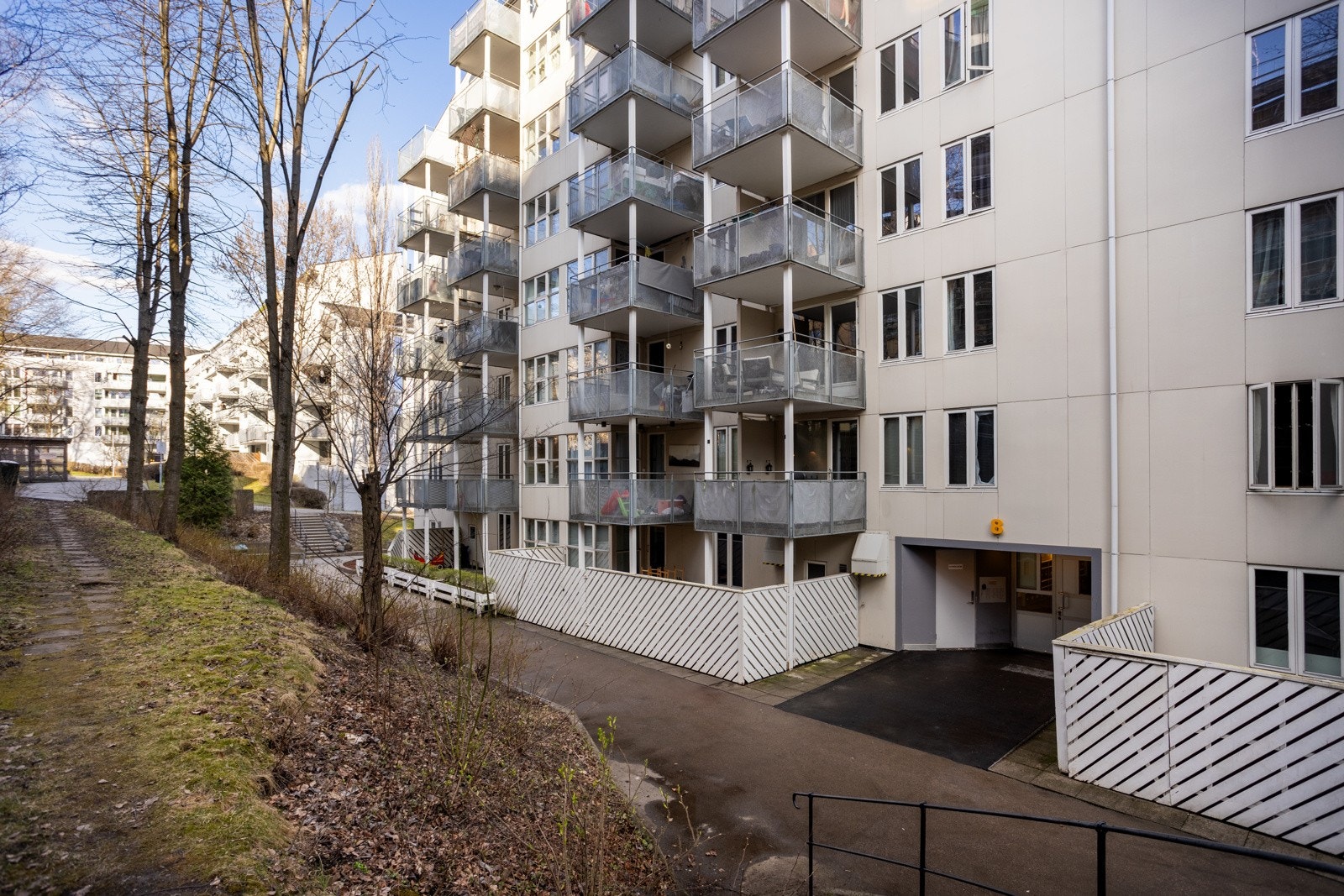 Dette er et moderne bygg med heis og garasje under der det tidvis er mulighet for leie og kjøp av p-plass. Galleribilde