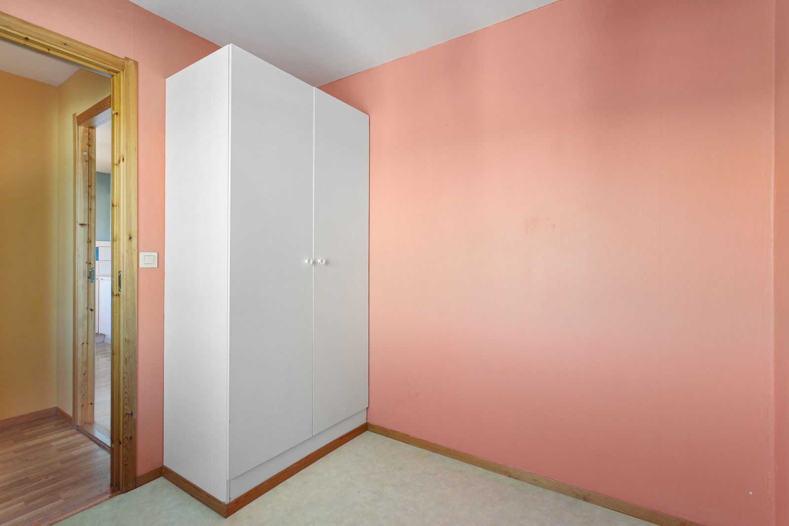 Her har du plass til garderobe og seng. Galleribilde