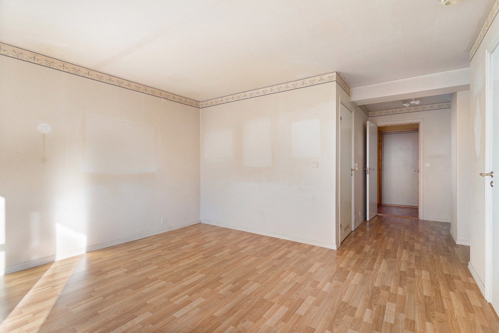 Tapetserte overflater og laminatgulv. Galleribilde