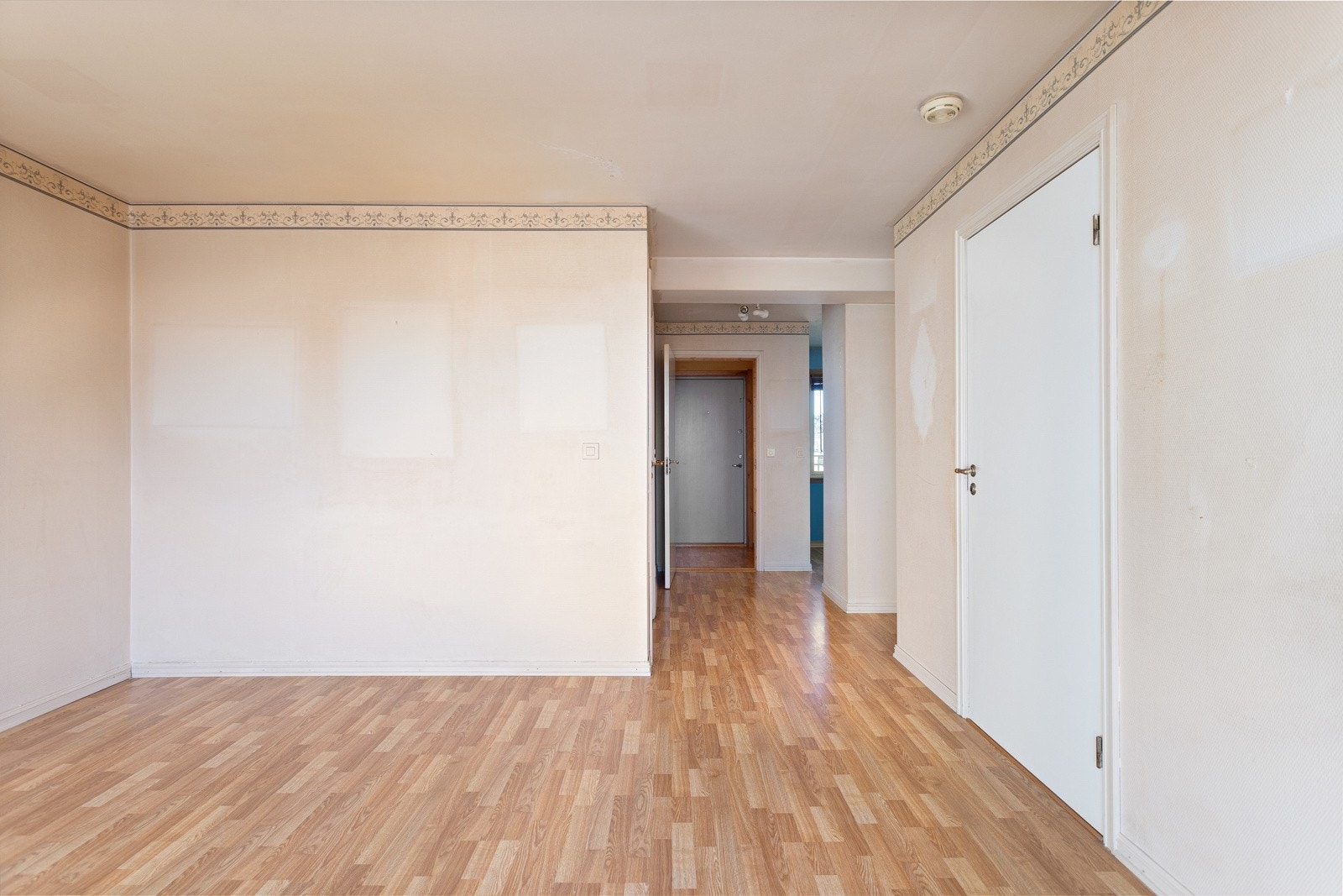 Det ene soverommet i leiligheten har direkte adkomst fra stuen. Galleribilde
