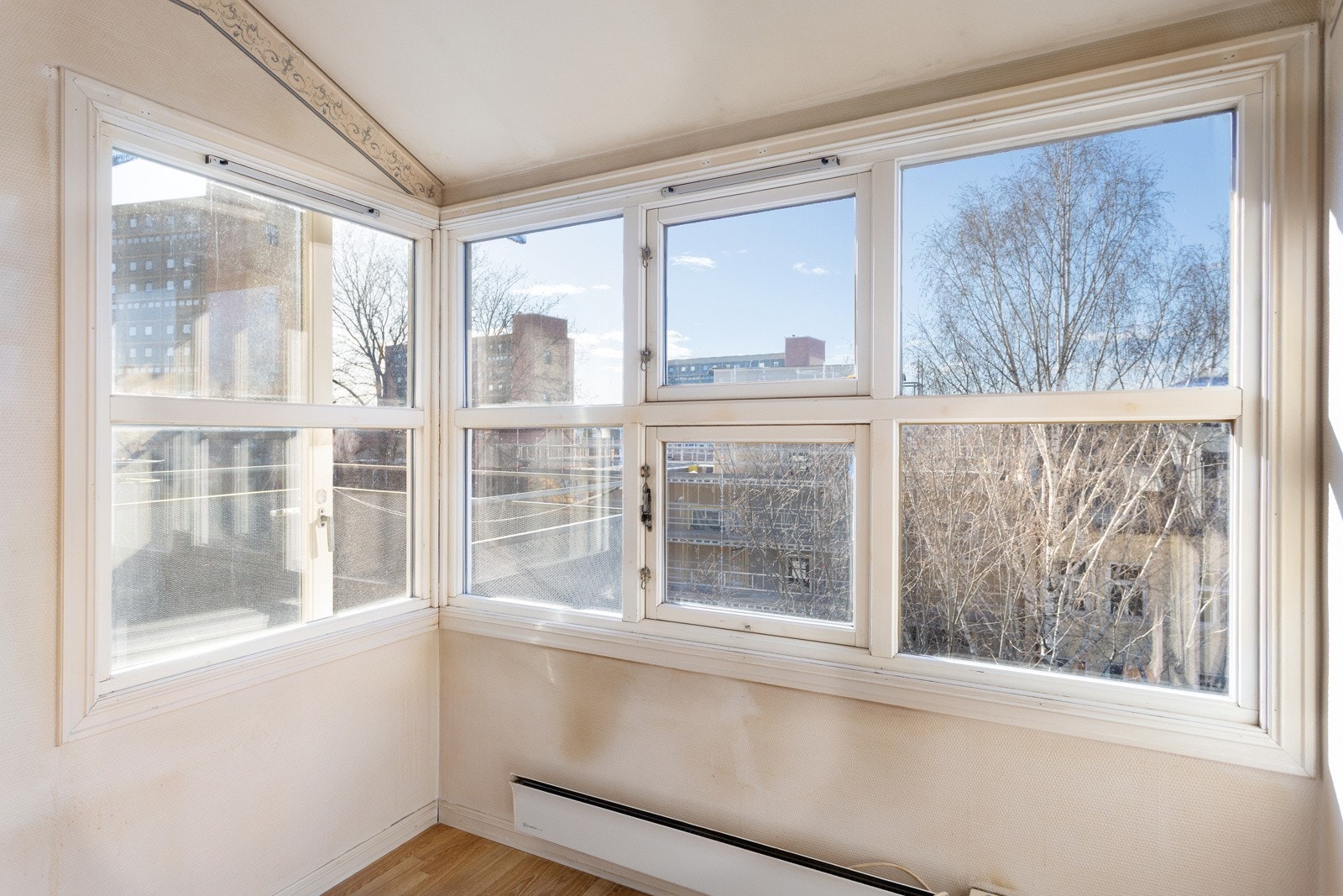 Dette er en lys og gjennomgående 3-roms leilighet i 8. etasje med oppussingsbehov. Galleribilde