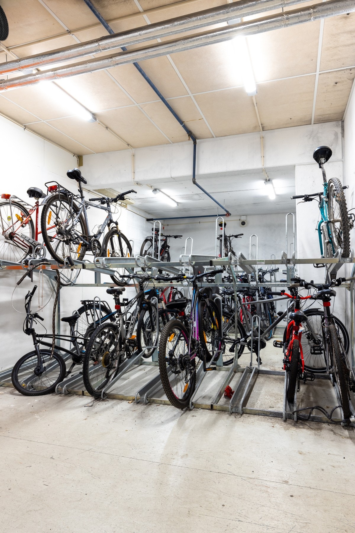 I tilknytning til garasjeanlegget er det en innendørs sykkelparkering. Galleribilde