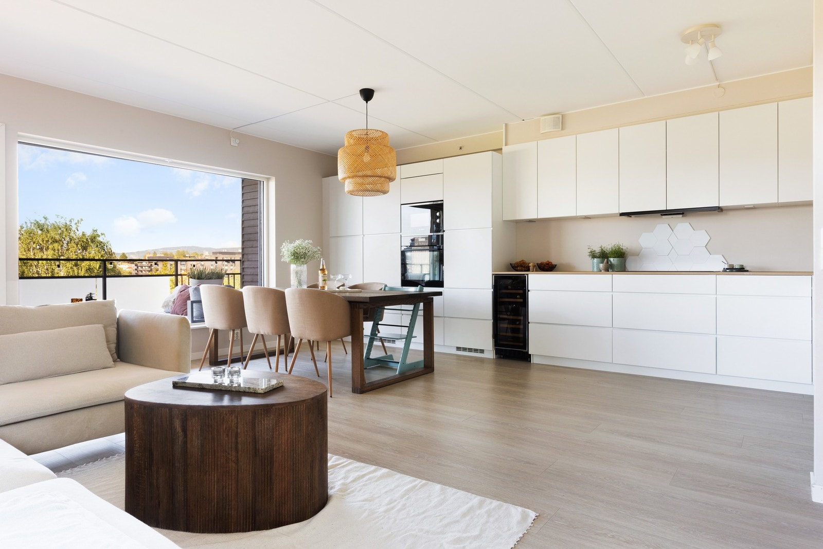 Boligen har et lekkert Kvik-kjøkken fra 2022 med glatt innredning, laminat benkeplate og utslagsvask med påkostet ett-greps blandebatteri (Fra Dornbracht). Galleribilde