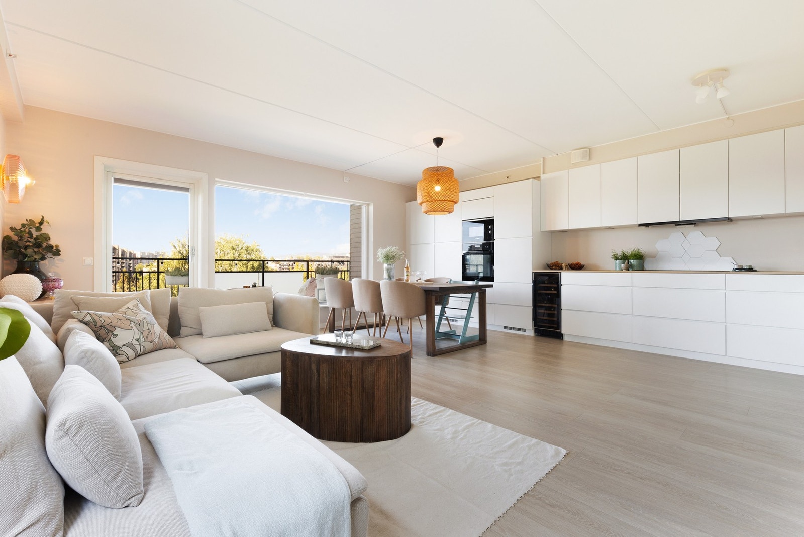 Silje Midtseim-Dammen ved EIE Løren ønsker velkommen til Økern Torgvei 5 B! Galleribilde