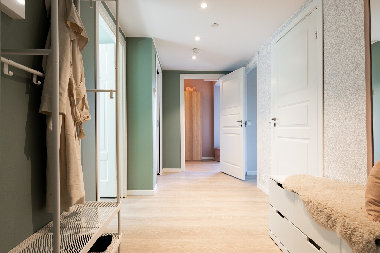 Entréen har fin plass til oppbevaringsmøblement, knaggrekker og speil. Galleribilde