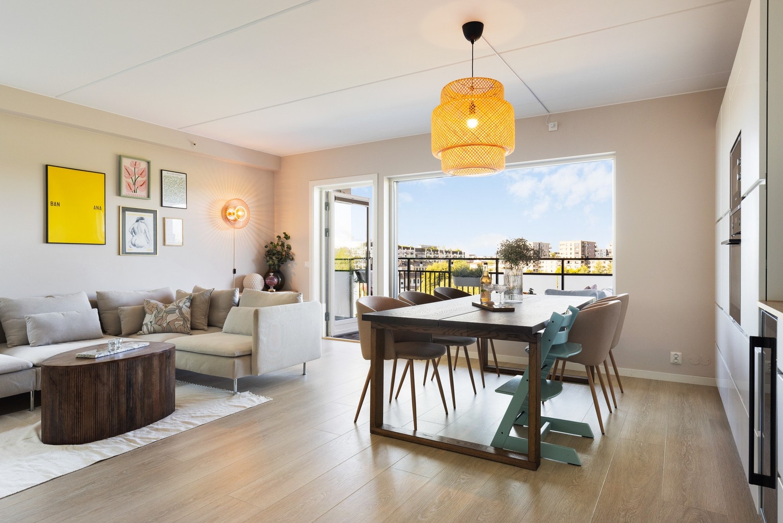 Mellom stue- og kjøkkensone er det naturlig plass for spisebord. Galleribilde