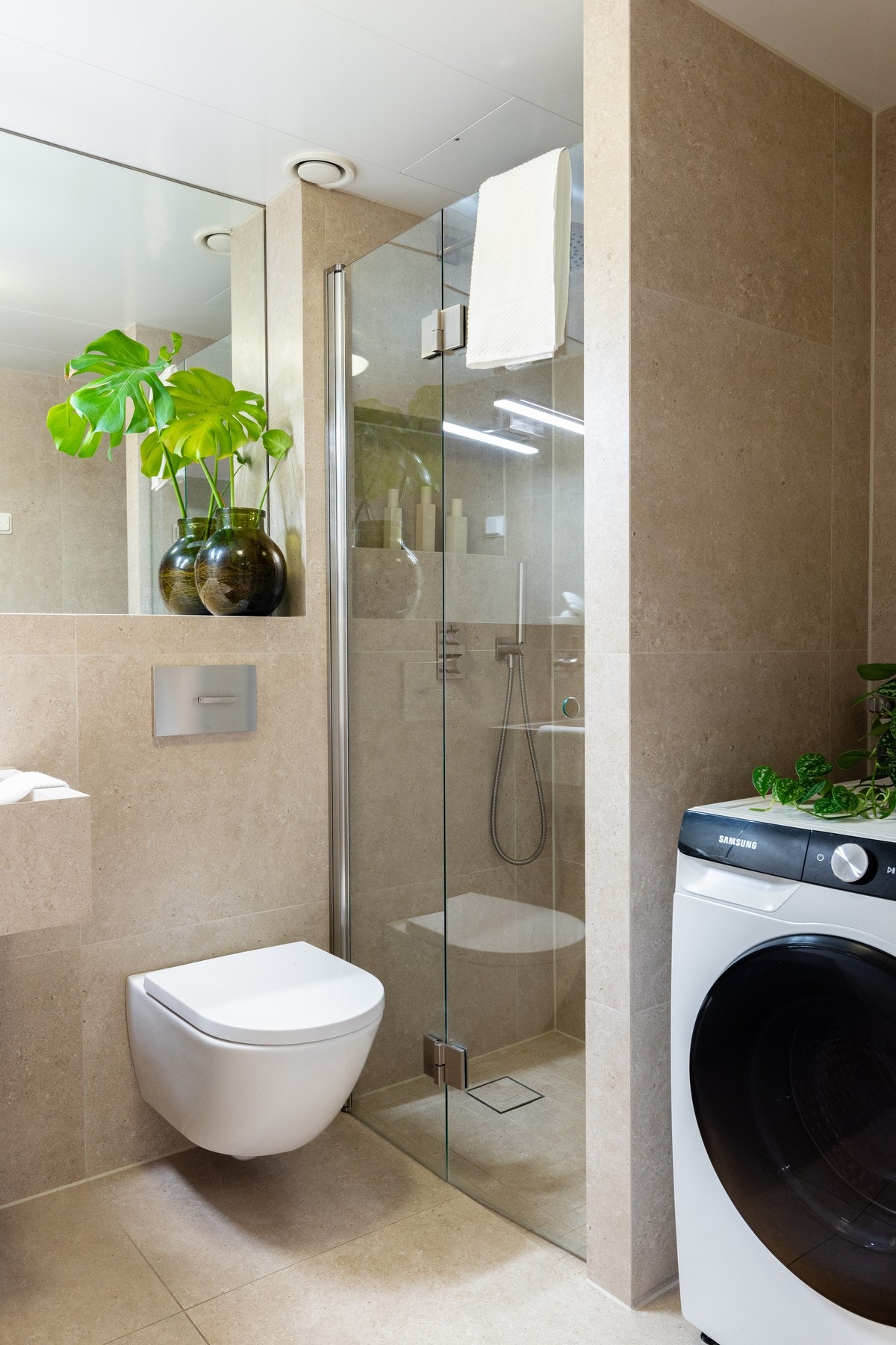 Videre er det dusjnisje med innfellbar glassdør, regndusj og hånddusj. Galleribilde