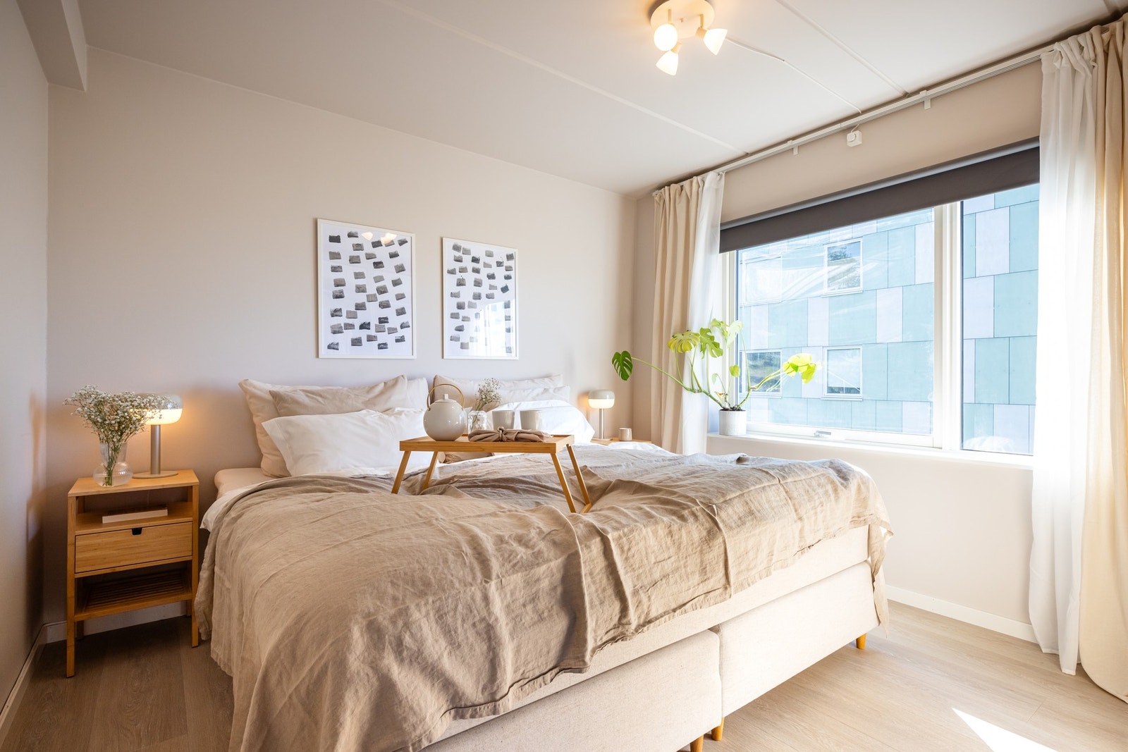 Boligen har i alt tre gode soverom med malte overflater og laminatgulv. Galleribilde