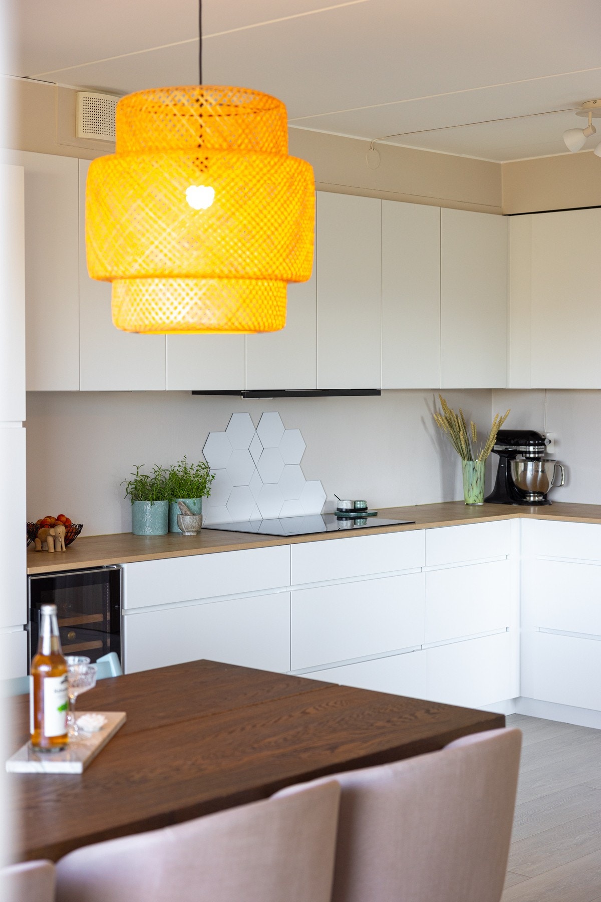 På kjøkkenet er det videre montert stikkontakter og belysning under overskap, i tillegg til selvklebende fliser bak vask og steketopp. Galleribilde