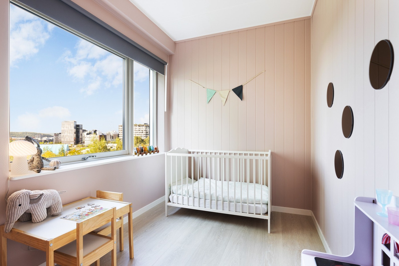 God plass til seng, oppbevaringsmøblement og skrivepult. Galleribilde