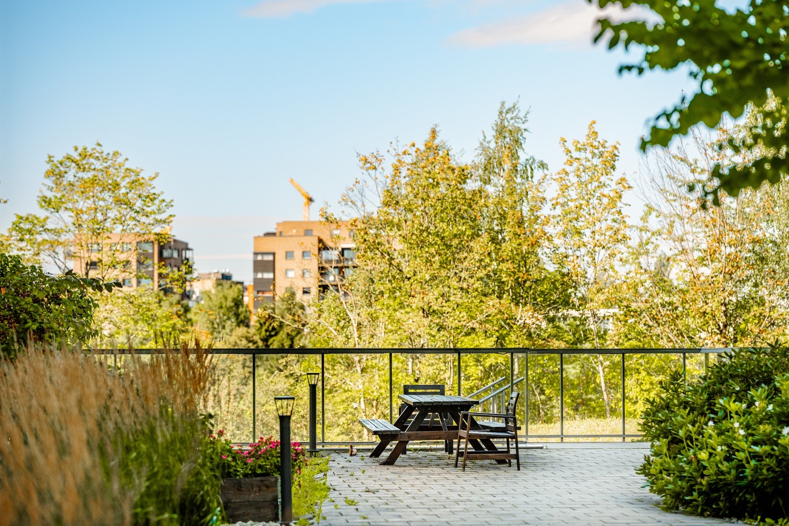 Borettslaget er pent opparbeidet med blant annet sittegrupper. Galleribilde