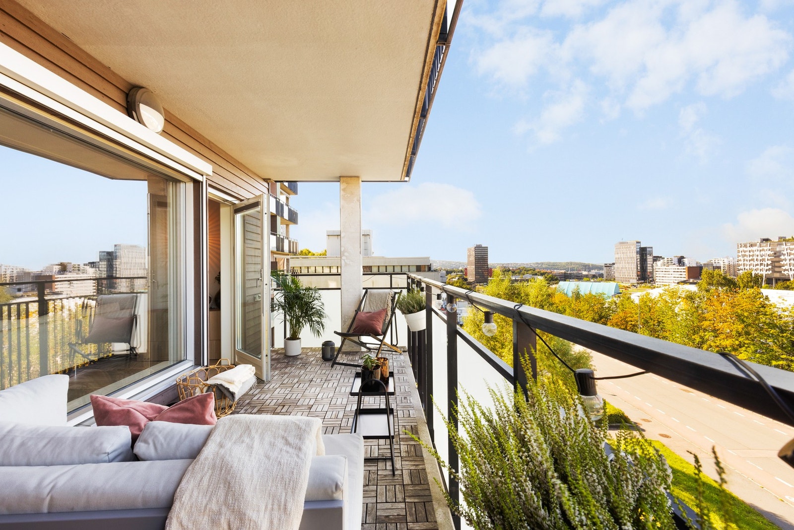 Balkongen er på 12 kvm og byr på god plass for flere møbleringssoner som loungmøblement og spisebord. Galleribilde