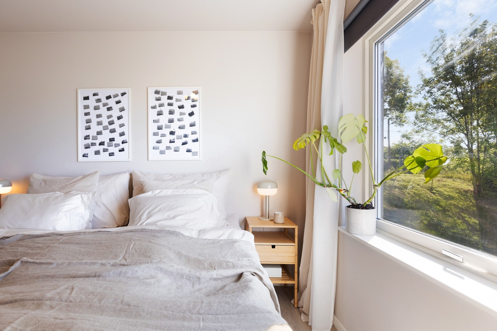 Hovedsoverommet har plass til dobbeltseng med tilhørende nattbord. Galleribilde