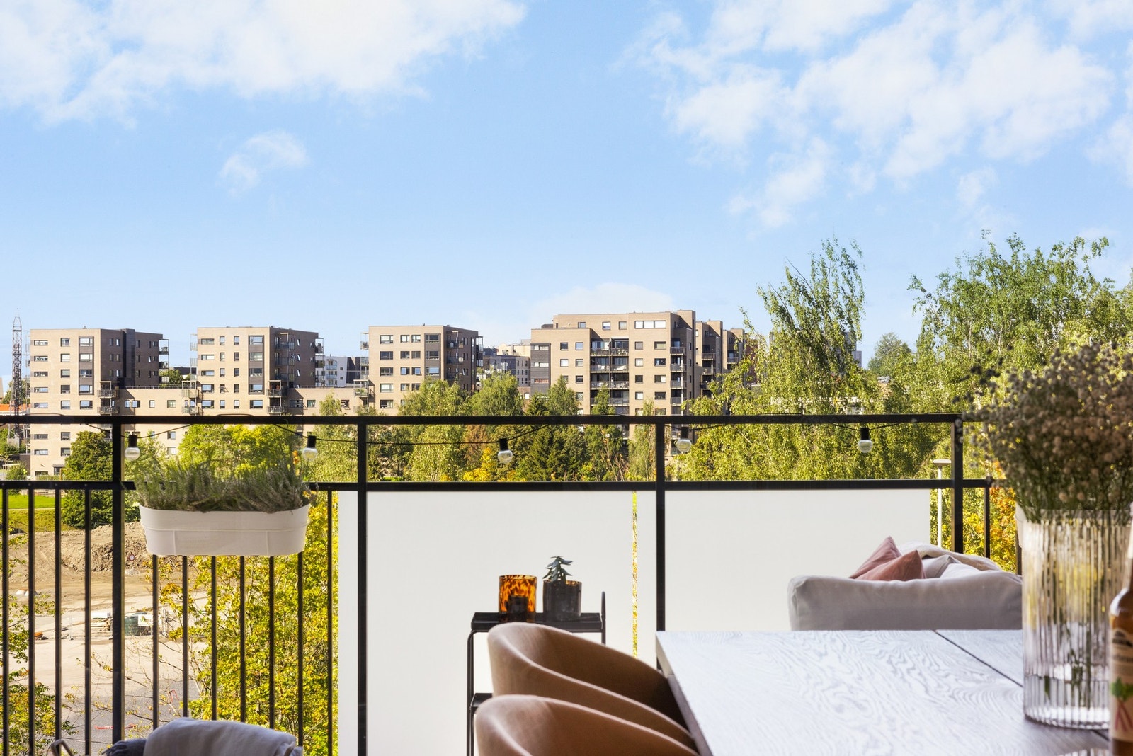 Den vestvendte plasseringen gir gode solforhold. På solfylte sommerdager dukker solen opp i 14:00-tiden og kan nytes til solnedgang. Galleribilde