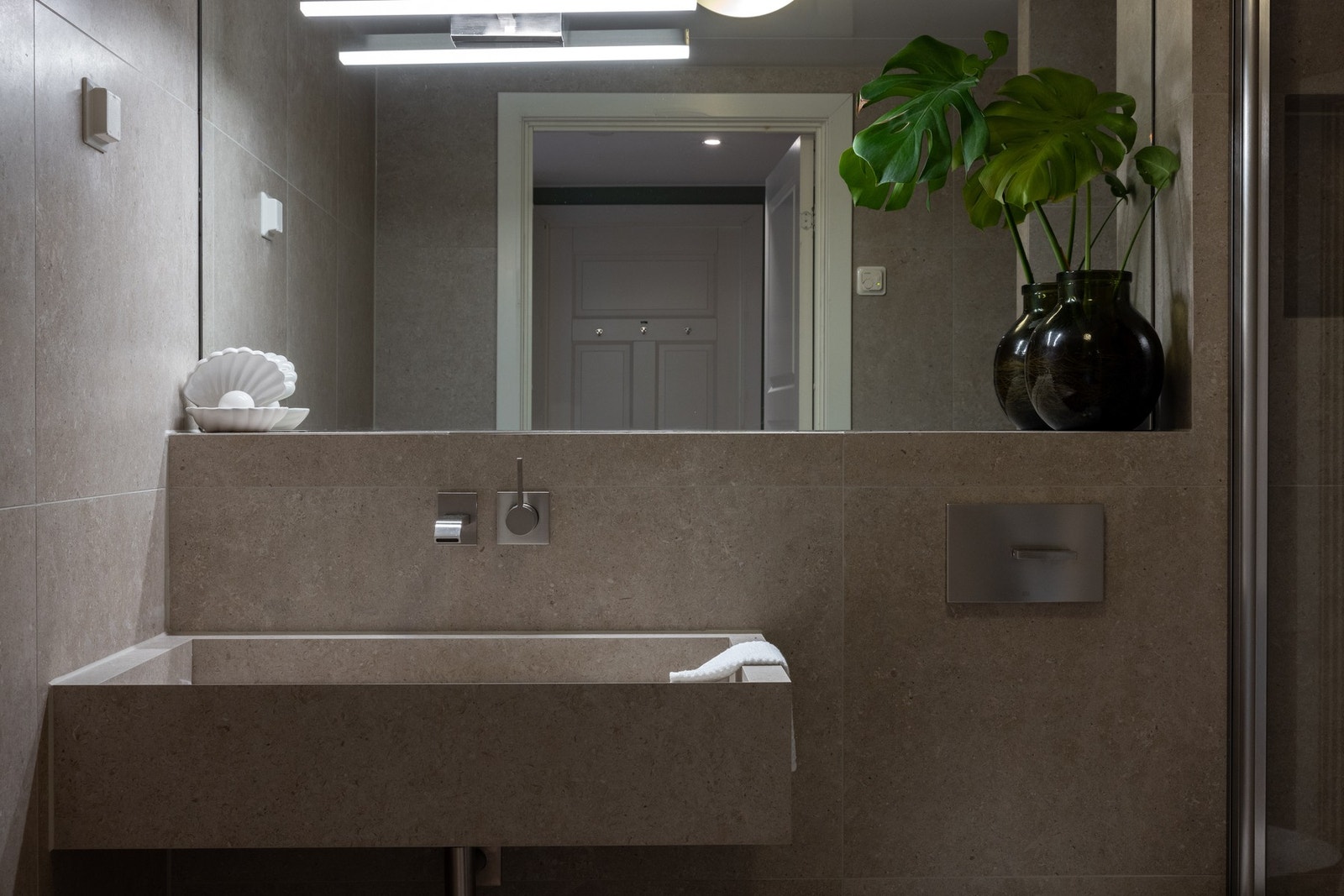 Baderomsinnredningen er også ny i 2022 og består av servant med armatur, helstøpt speil og vegghengt toalett. Galleribilde