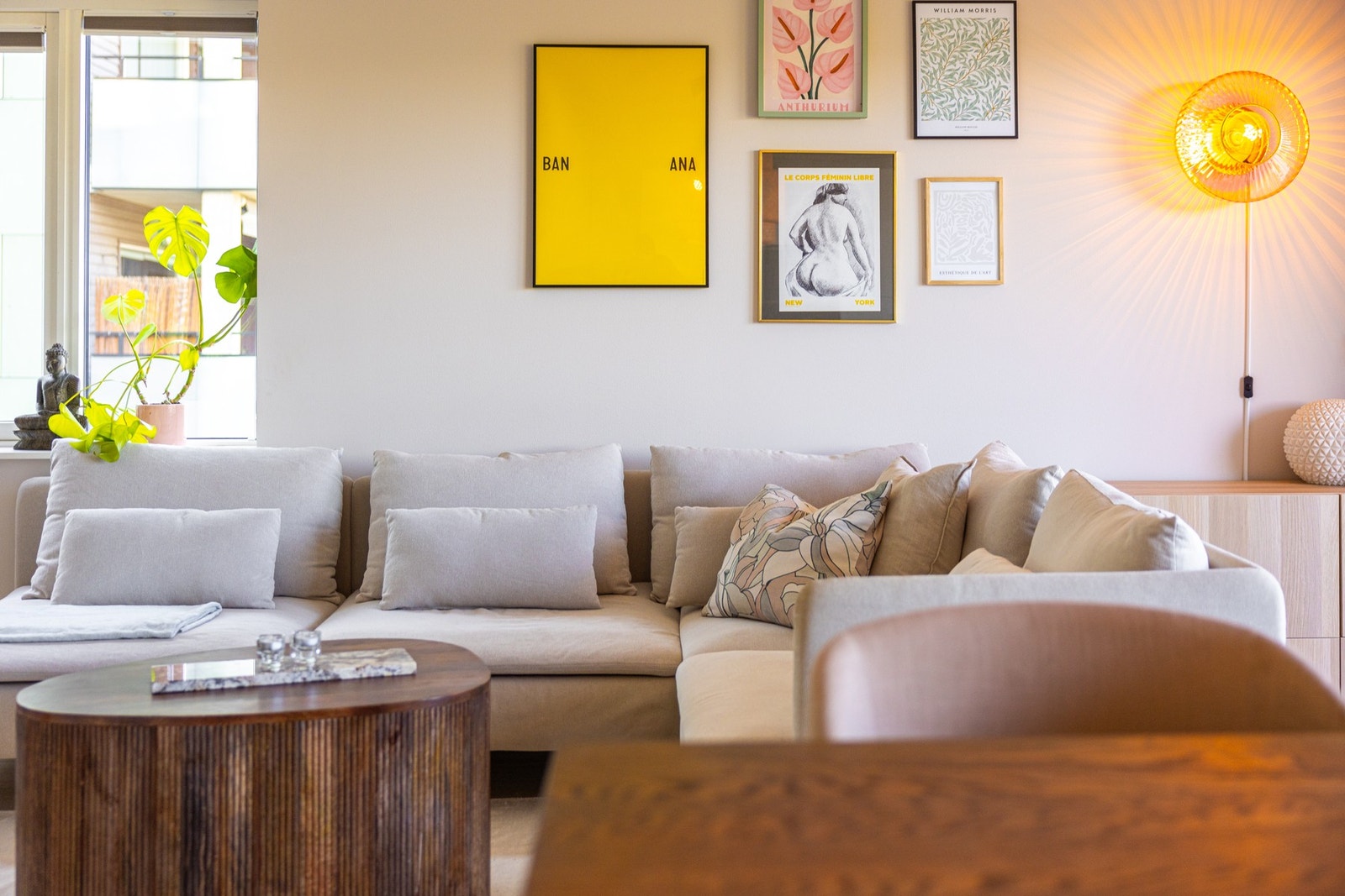 Stuen har god plass til hjørnesofa, salongbord og tilhørende møblement. Galleribilde