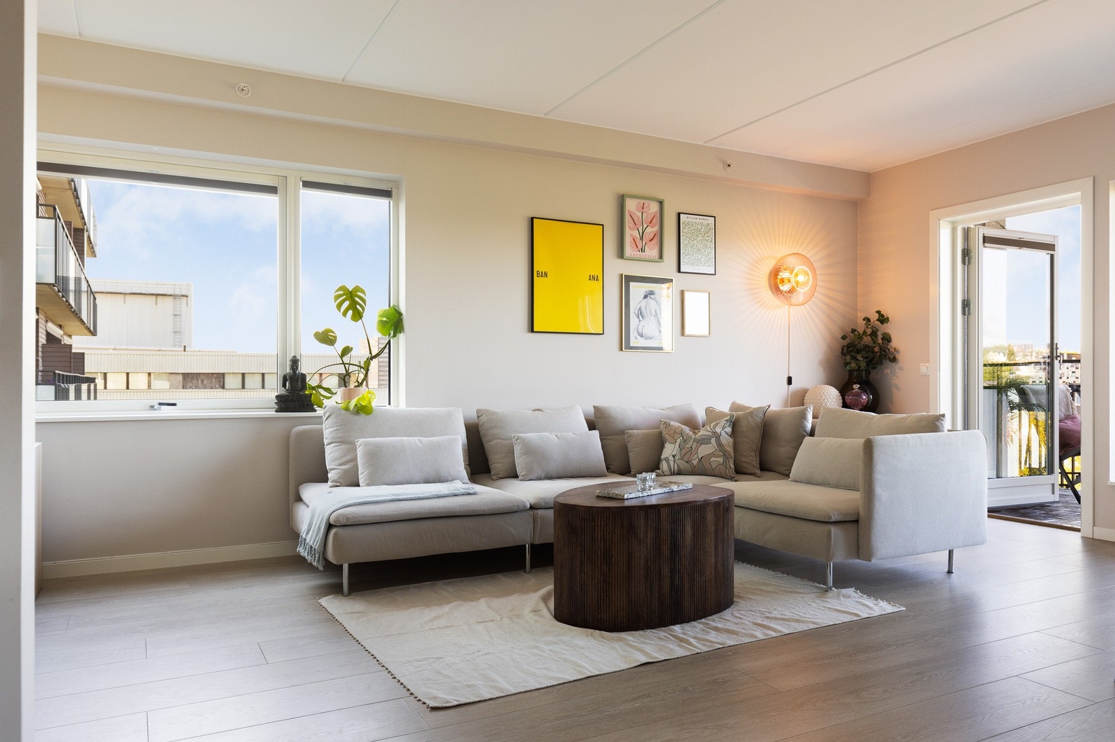 Beliggenheten på enden byr på generøse vindusflater på to sider, så her får du mye lys inn i rommet. Galleribilde