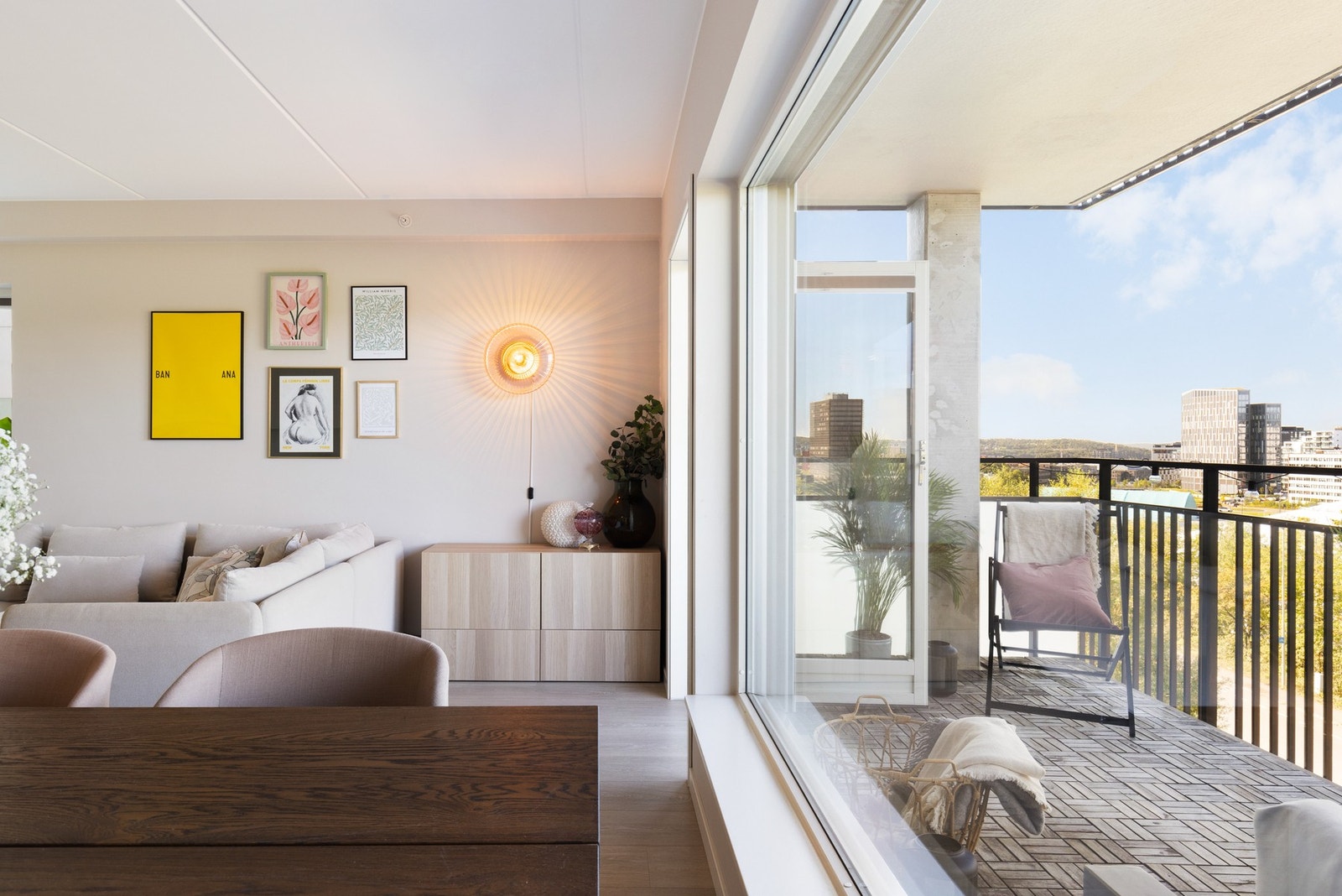 På sommerstid vil uteplassen oppleves som en ekstra stue, hvor balkongdøren for det meste vil stå åpen. Galleribilde