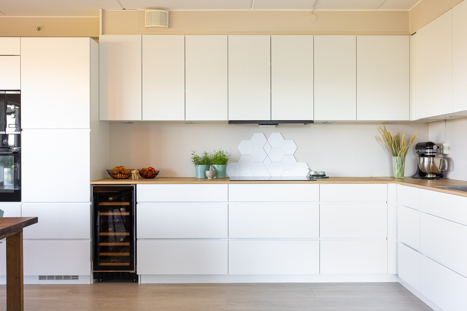 Kjøkkenet er godt utnyttet med mye skap- skuffer og benkeplass. Galleribilde