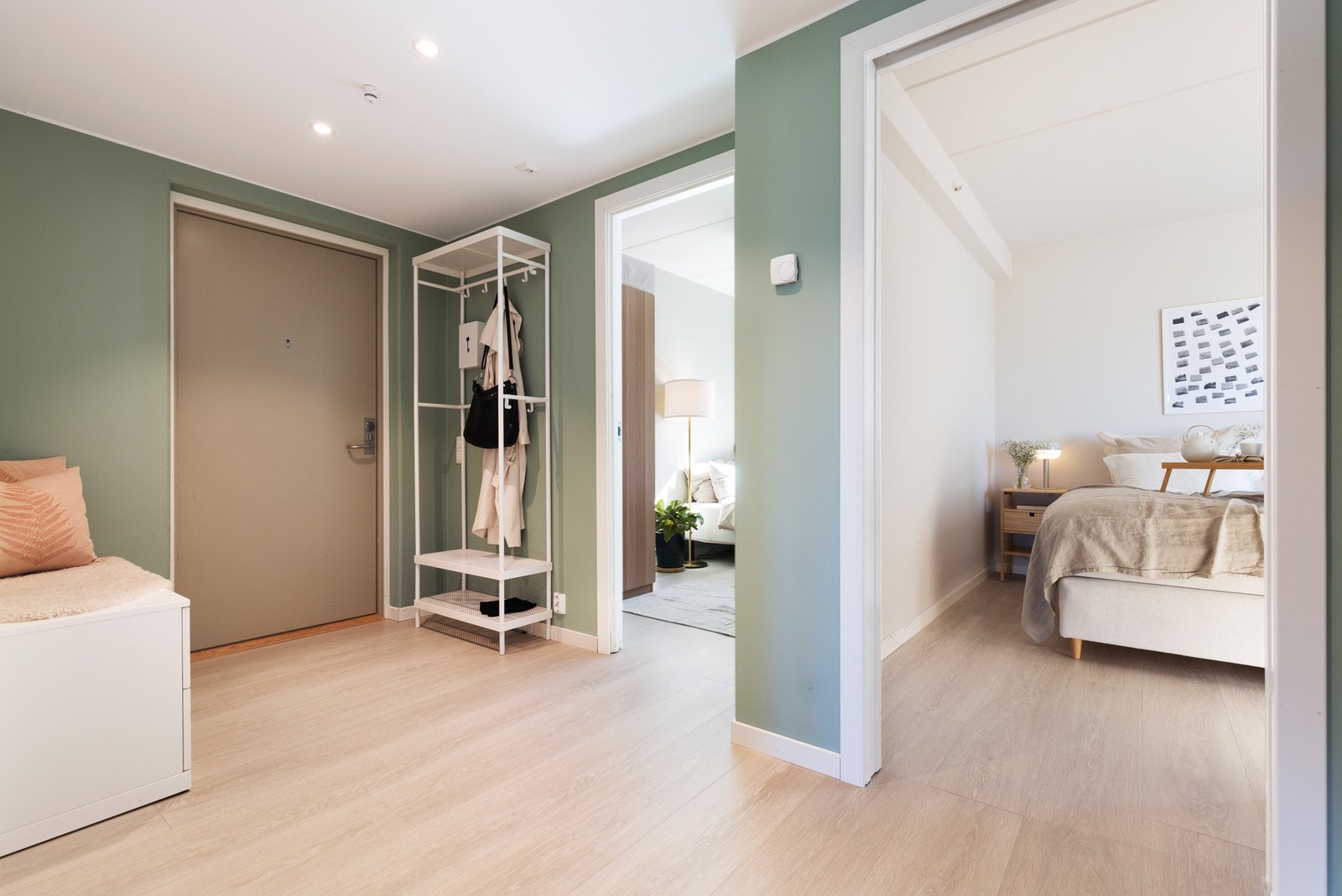 Entréen er knutepunktet i boligen med tilgang til alle rommene. Galleribilde