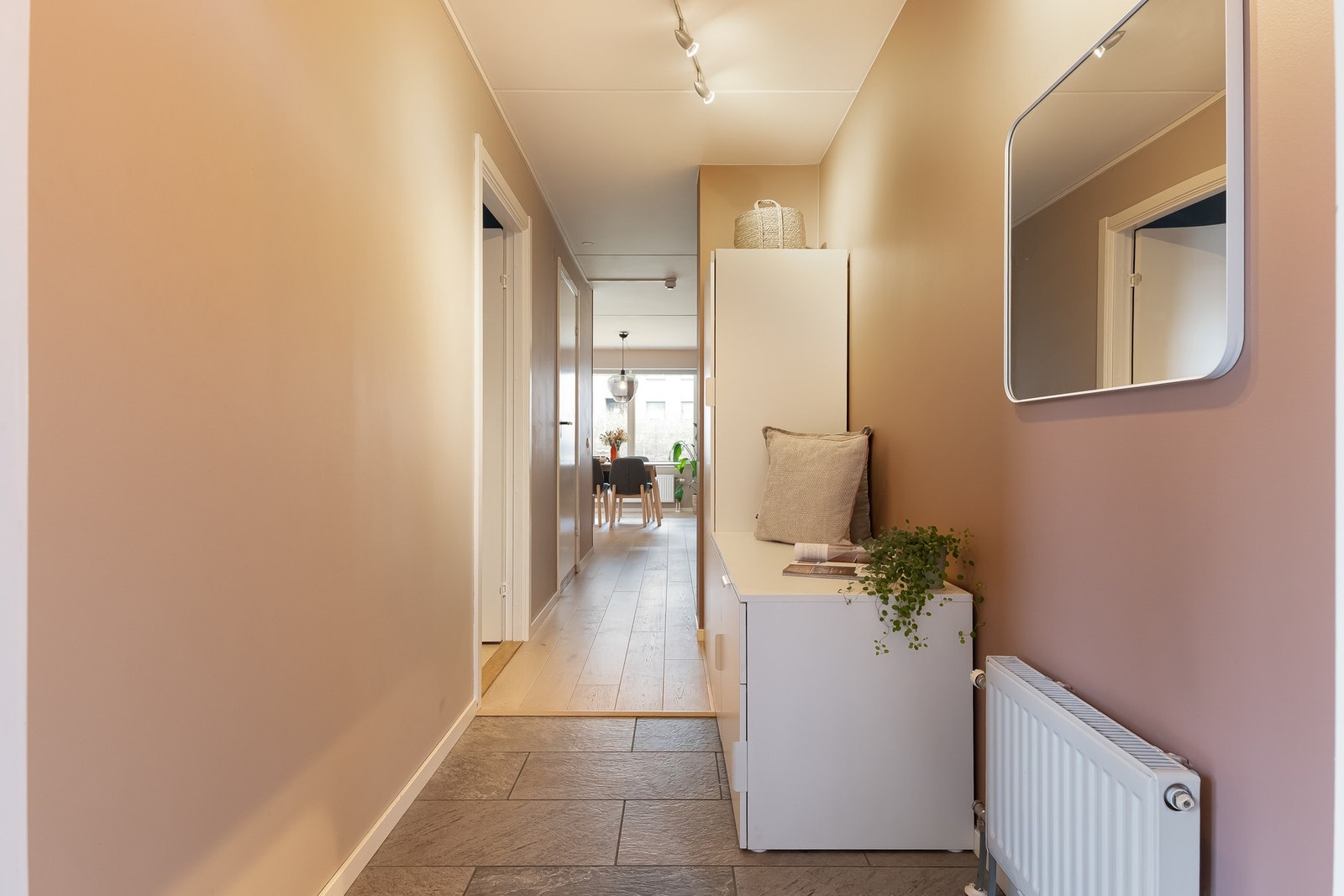 Velkommen inn til det som kan bli ditt nye hjem! Boligen har en lys og innbydende entré hvor du har god plass til oppbevaring. Galleribilde