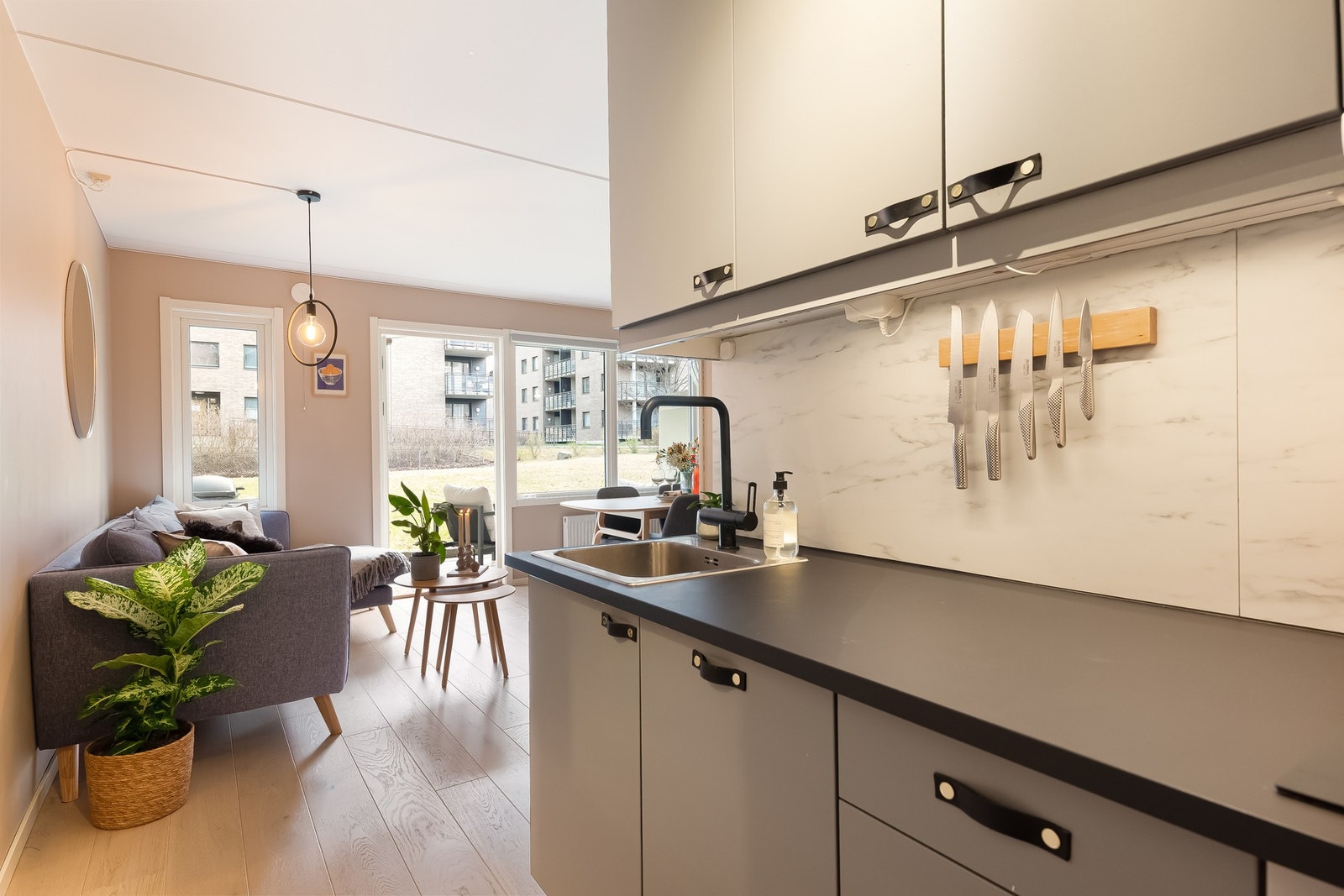 Kjøkkeninnredningen har fabrikklakkerte fronter og laminat benkeplate med nedfelt oppvaskkum, samt nedfelt induksjon koketopp. Galleribilde