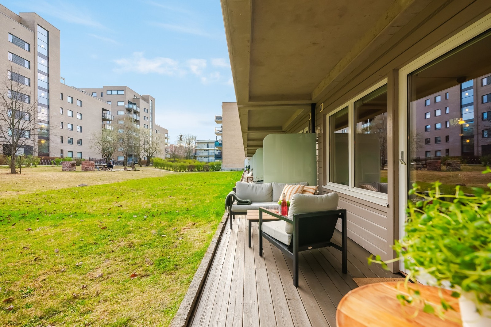 På terrassen er det god plass til utemøblement, grill og beplantning. Galleribilde