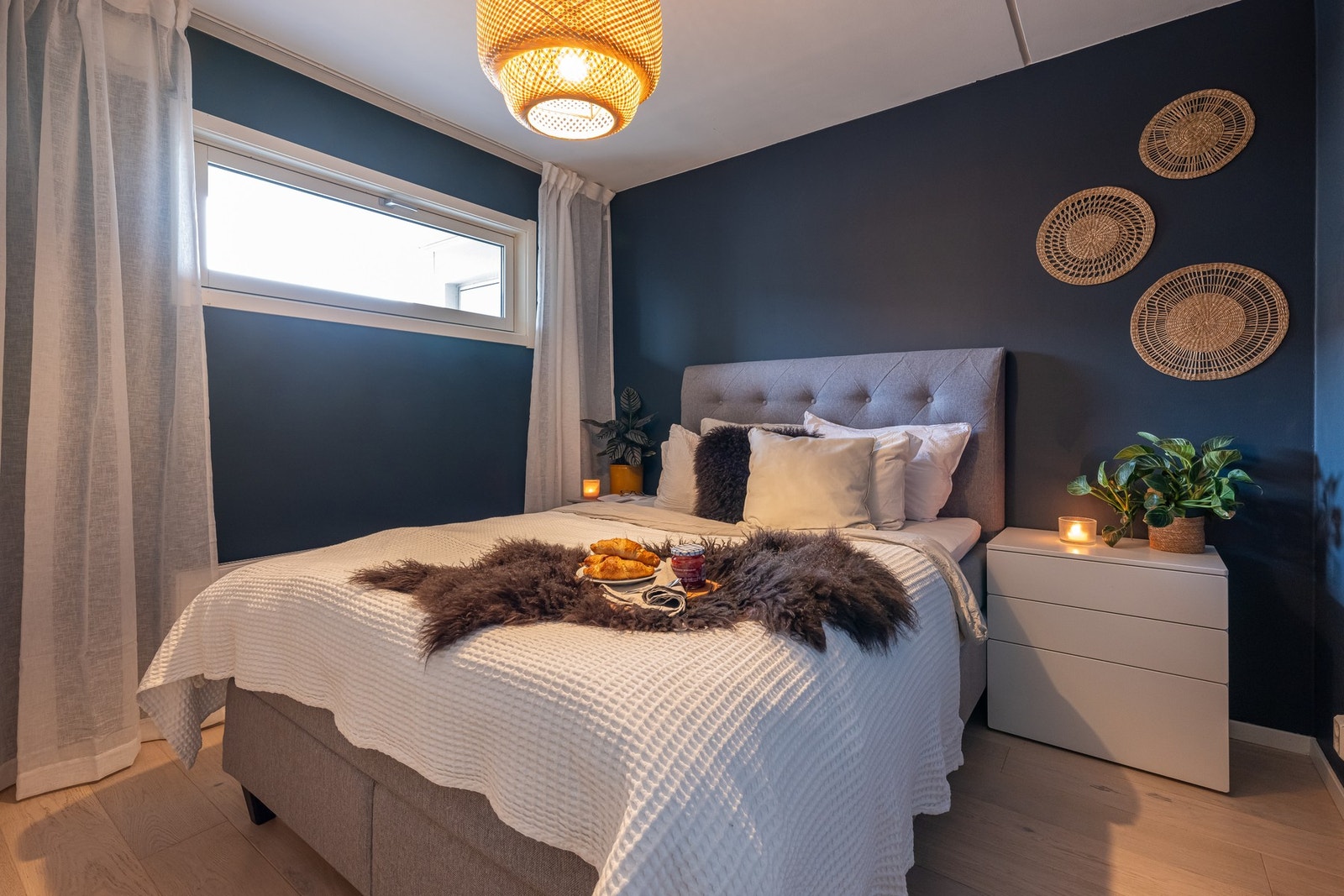 Boligen har et stort og innbydende soverom av god størrelse. Her er det plass til dobbeltseng med tilhørende nattbord. Galleribilde