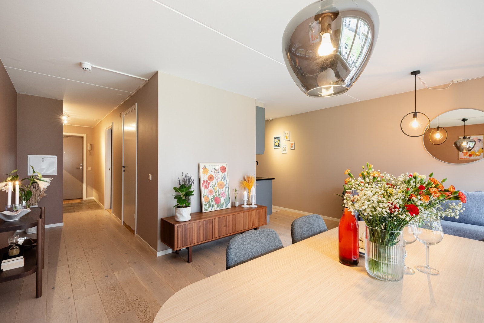 Stuen har gode innredningsmuligheter hvor det er god plass til både spisebord og sofagruppe. Galleribilde