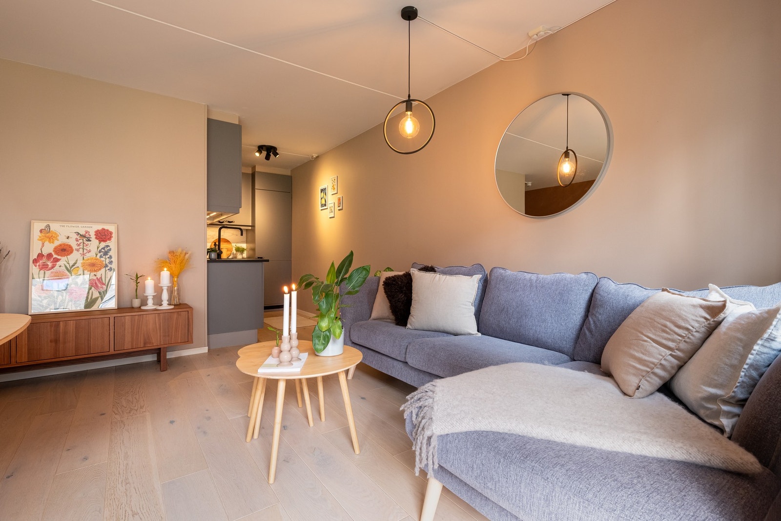 I sofakroken har du plass til en stor hjørnesofa med tilhørende møblement. Galleribilde