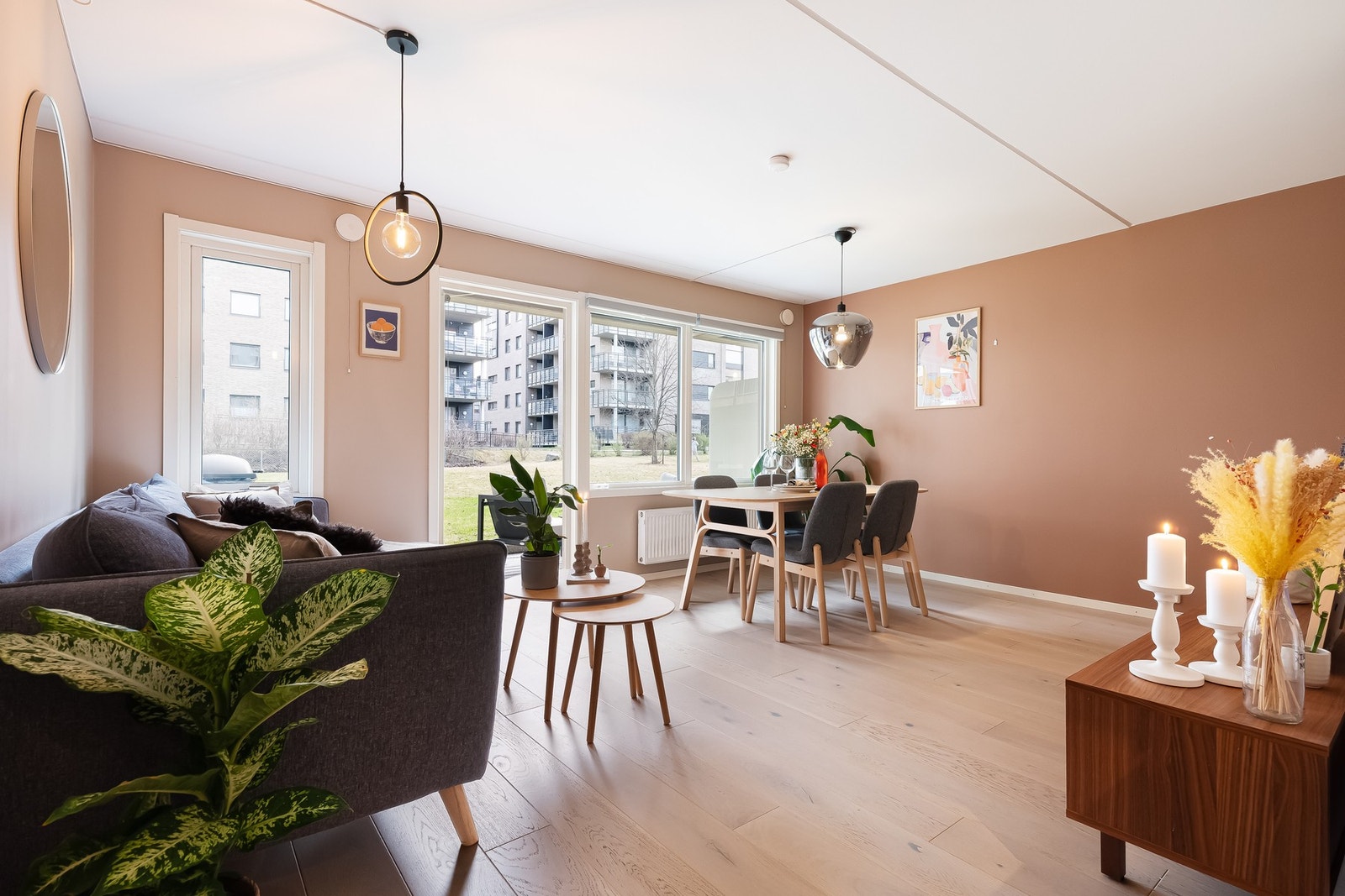 Leiligheten er gjennomgående og gir med det godt med lysinnslipp fra to sider. Galleribilde