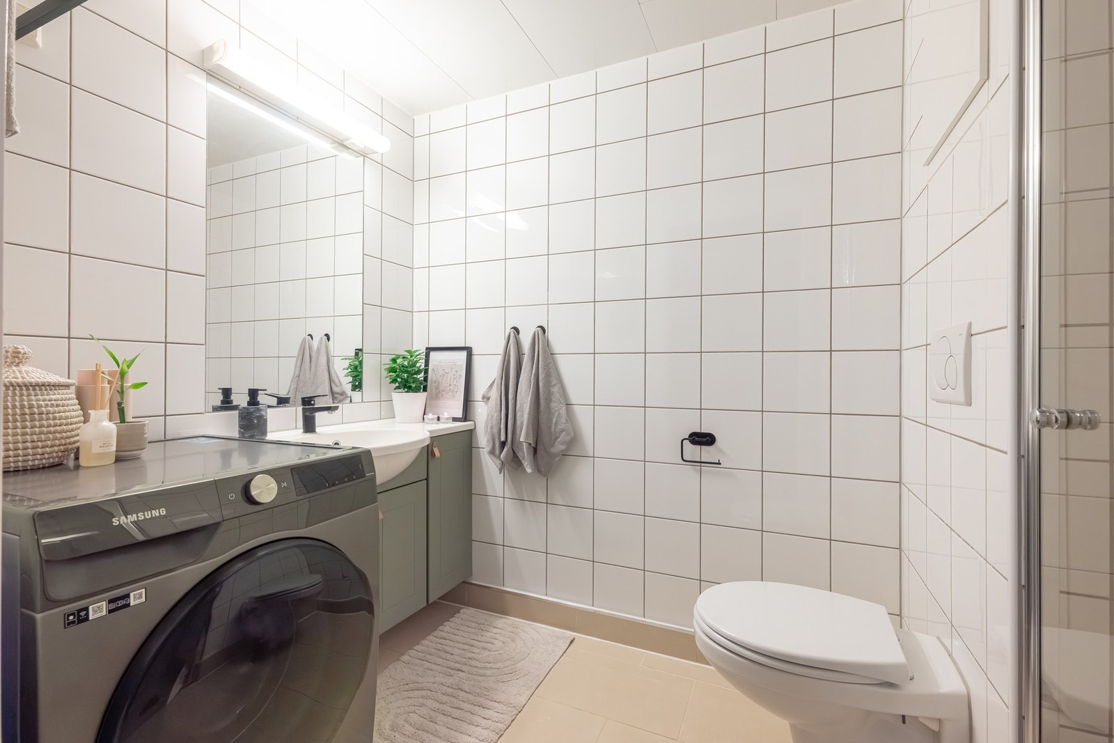 På badet er det vegghengt servant med oppbevaring, speil og belysning. Galleribilde