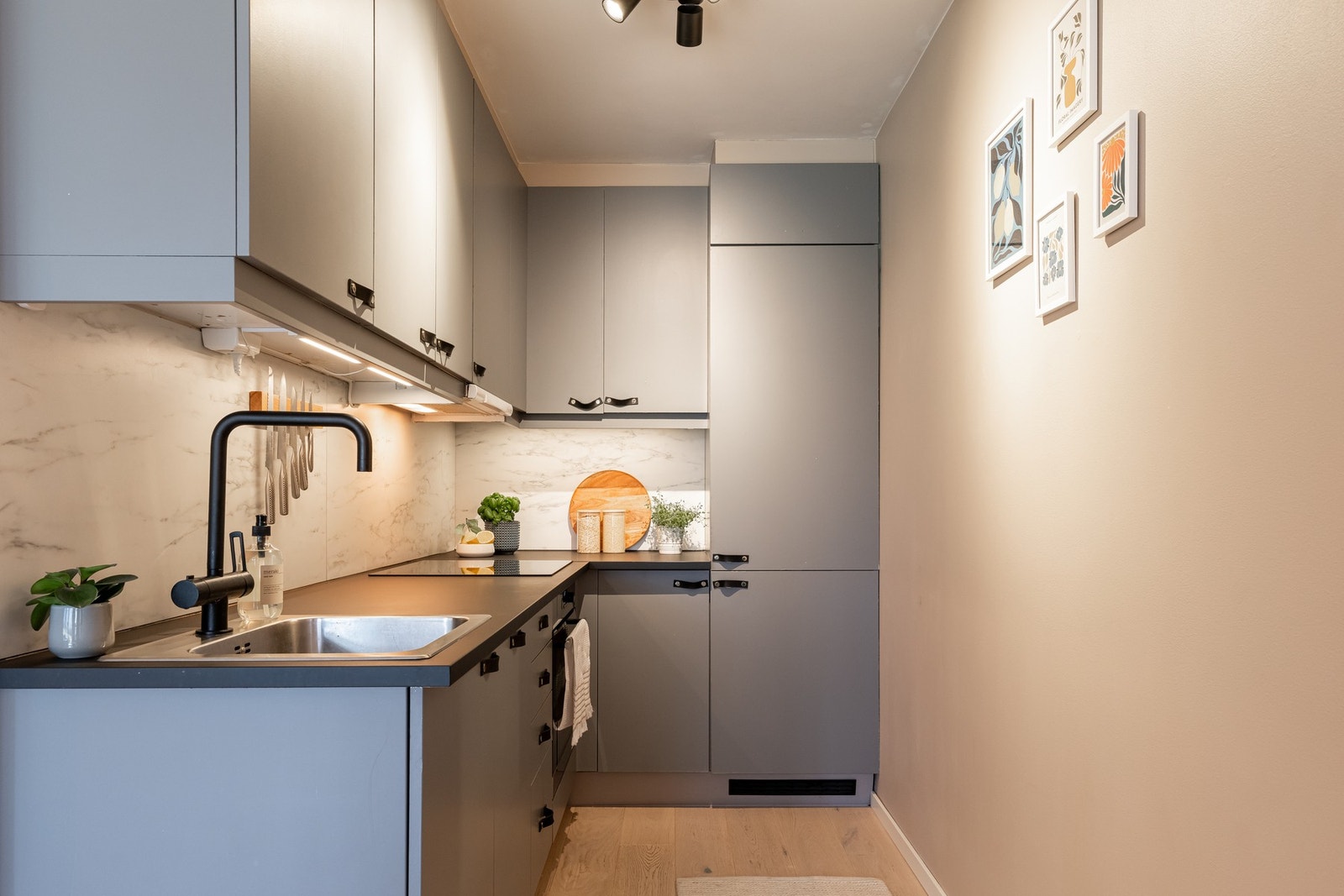 Fint og praktisk kjøkken fra IKEA. Det er rikelig med skap- og benkeplass i både over- og underskap. Galleribilde