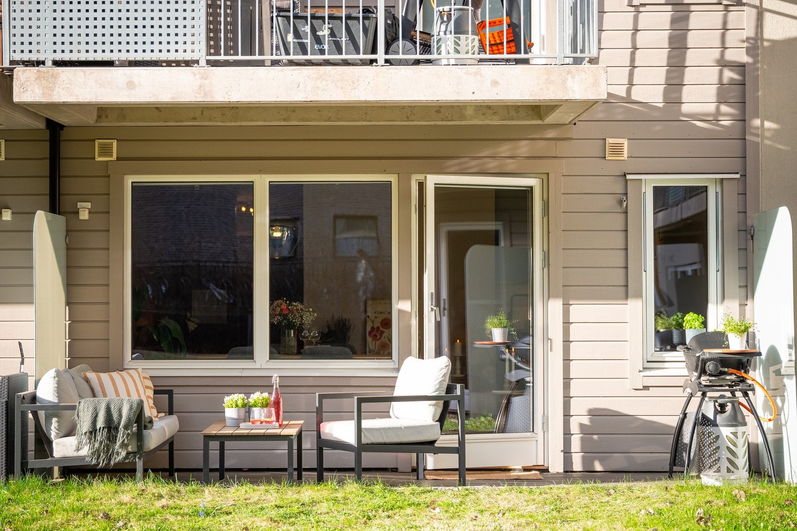 Her får man gleden av en stor markterrasse på 10 kvm med hyggelig utsyn over de flotte grøntarealene. Borettslaget tillater dyrehold så her er det perfekt for deg som har kjæledyr. Galleribilde