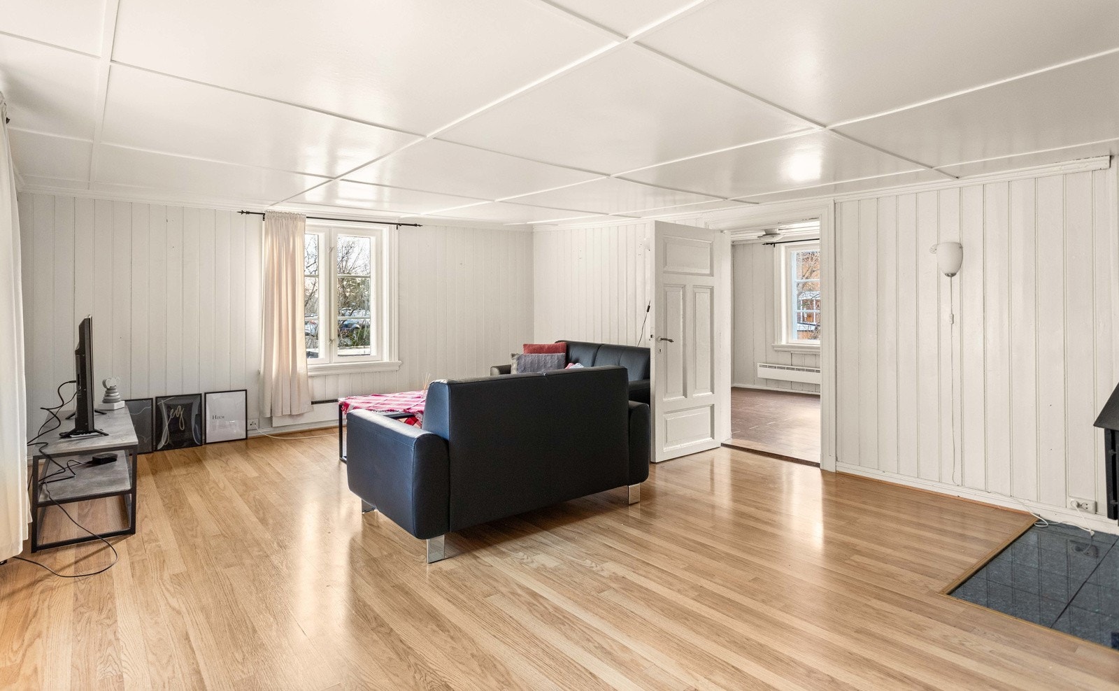 Romslig stue i hybelen med god plass til sofa og tilhørende møbler. Galleribilde