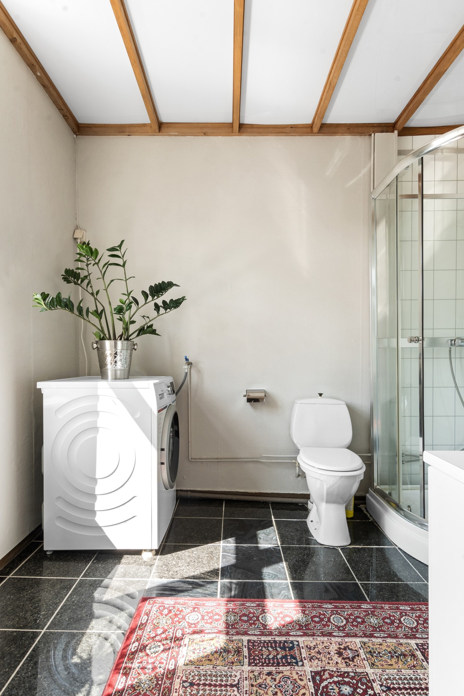 Bad med opplegg for vaskemaskin Galleribilde