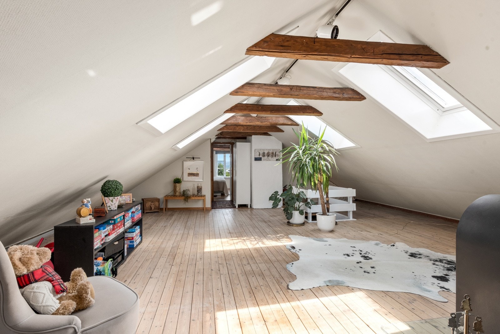 Loftstuen har god plass til sittegruppe og tilhørende møbler. Galleribilde