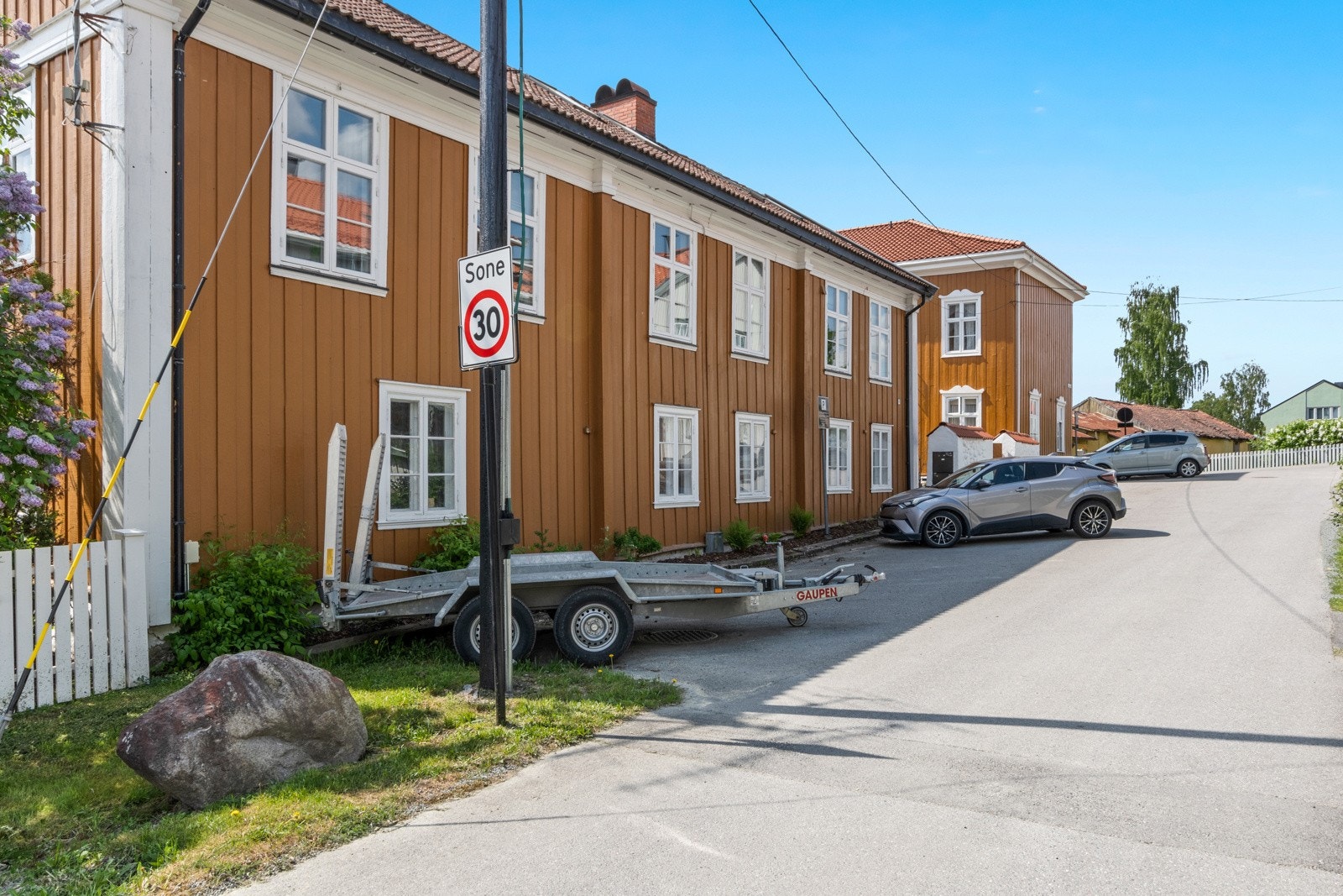 Parkering i garasje, ved garasje og p-plasser ut mot gata Galleribilde