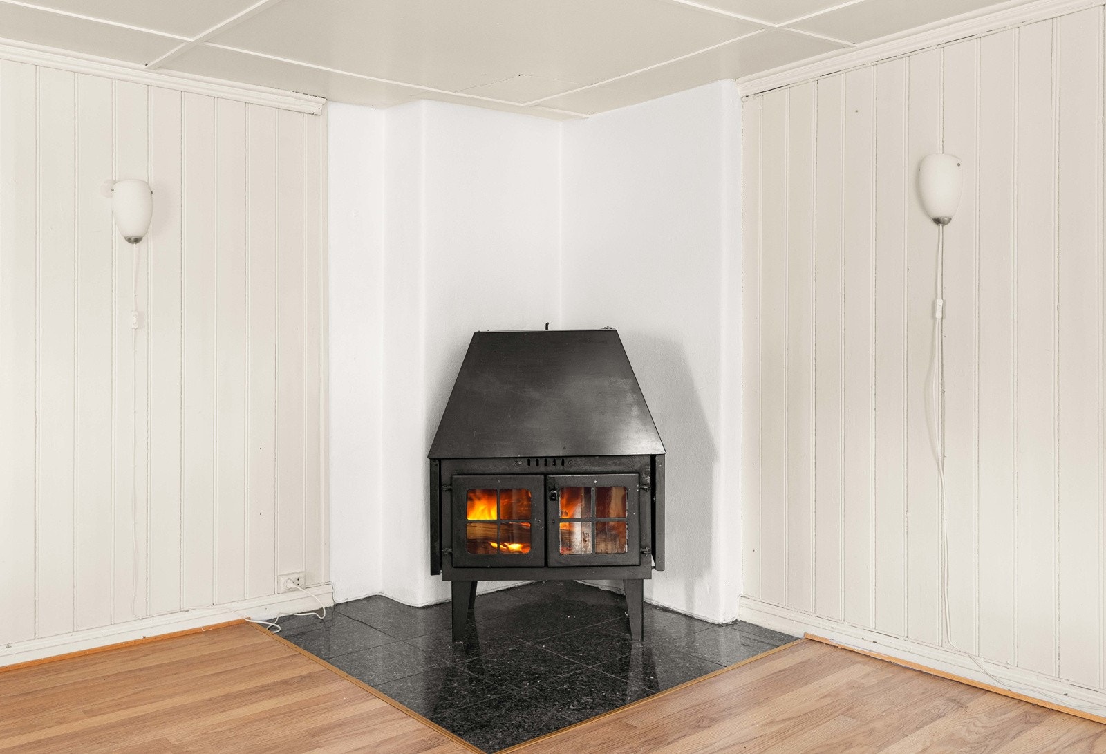 Hybelen har en koselig peisovn Galleribilde