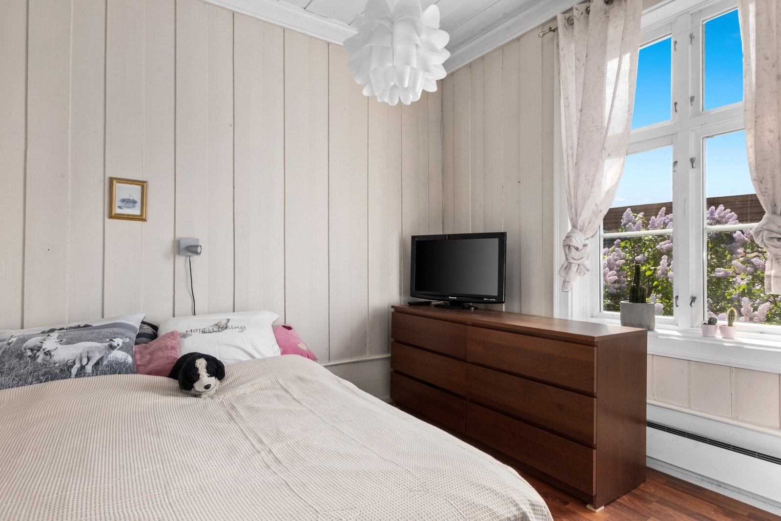 God plass til dobbeltseng, nattbord, garderobeløsninger, etc. Galleribilde