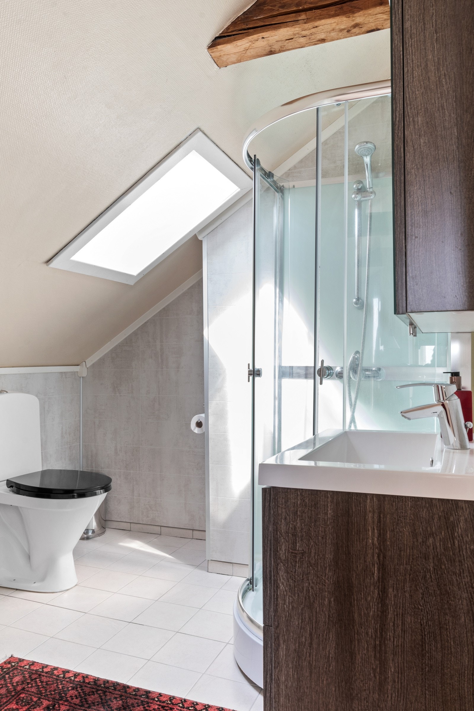 Bad i loftsetasje. Galleribilde