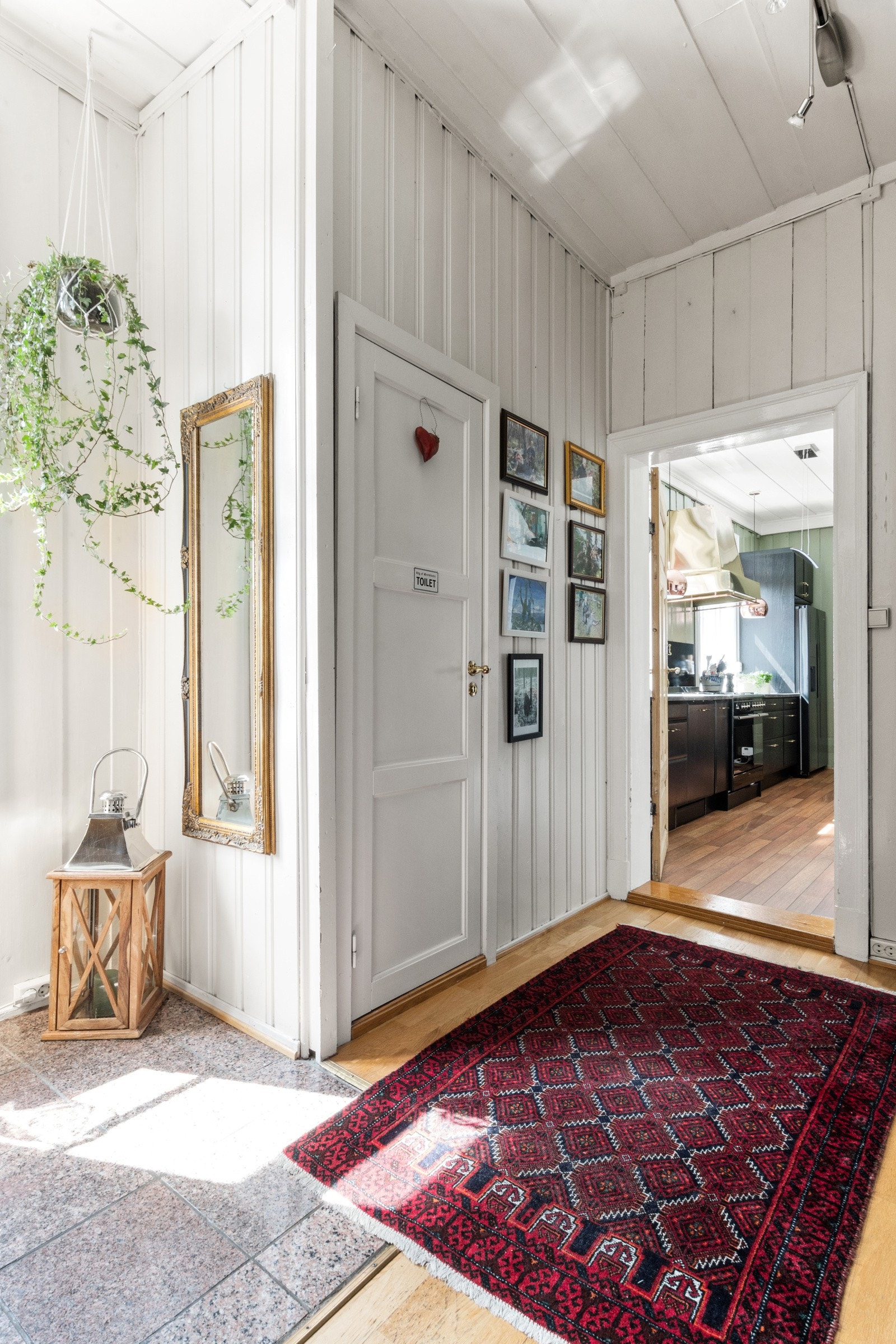 Hyggelig gang med hvitmalt panel vegger. Galleribilde