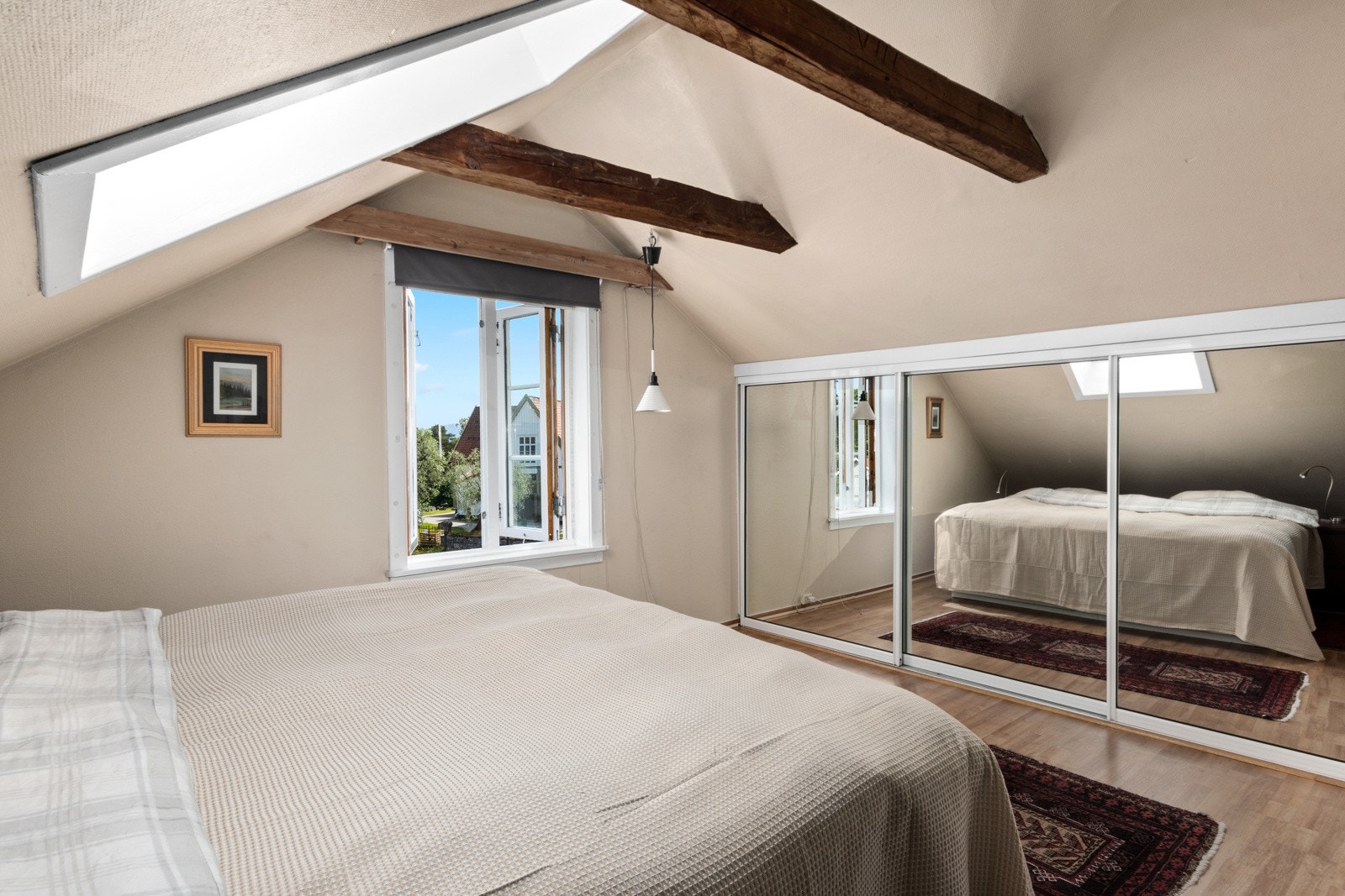 Skyvedørsgarderoben byr på god skapplass Galleribilde