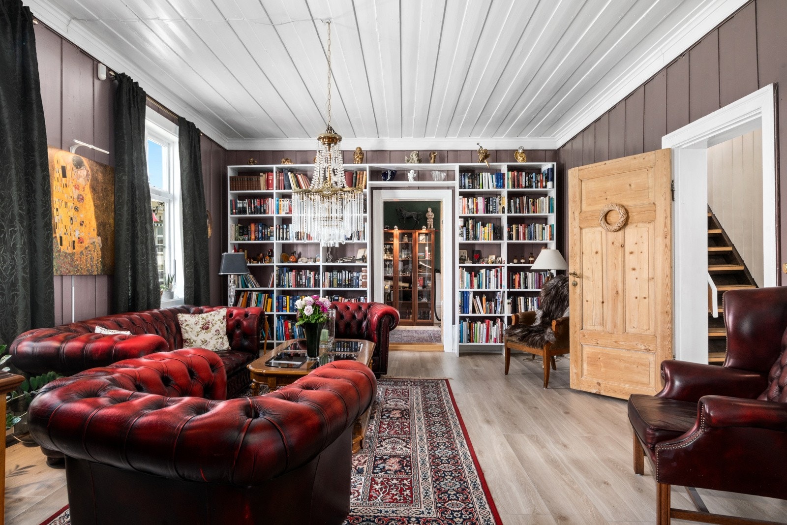 Stilfull og fin stue med god plass og plassbygde bokhyller Galleribilde