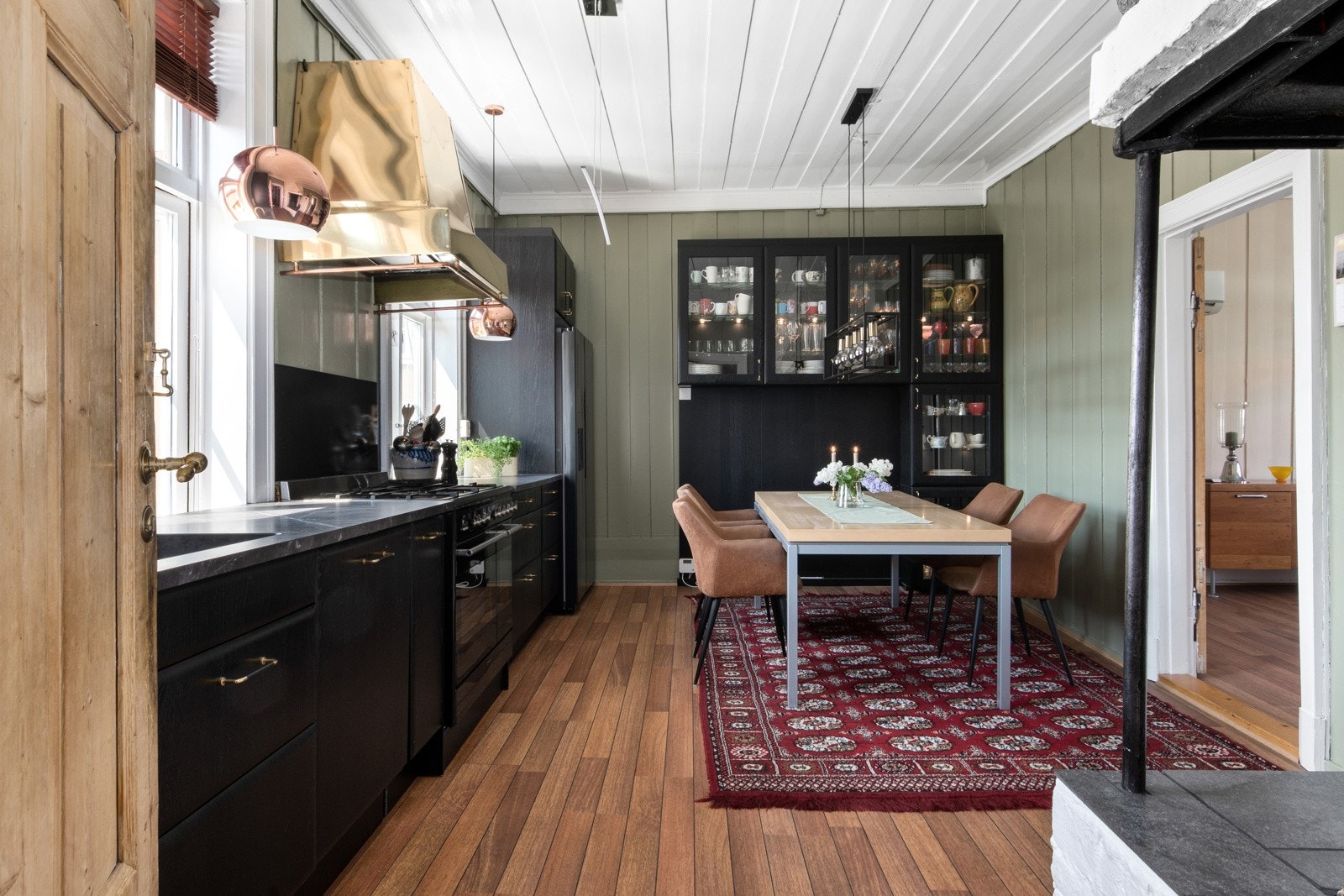 Kjøkkeninnredning fra 2021 med profilerte fronter og fritthengende ventilator tilkoblet avtrekkskanal Galleribilde