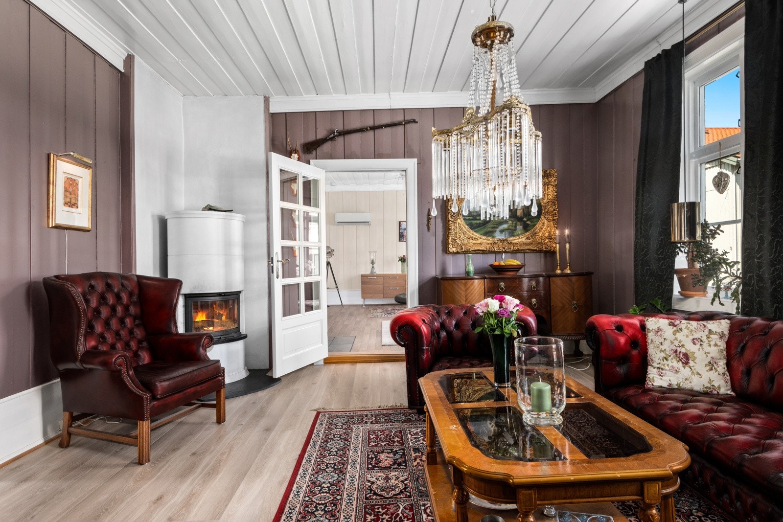 Moderne peisovn i stuen gir god og lun varme Galleribilde